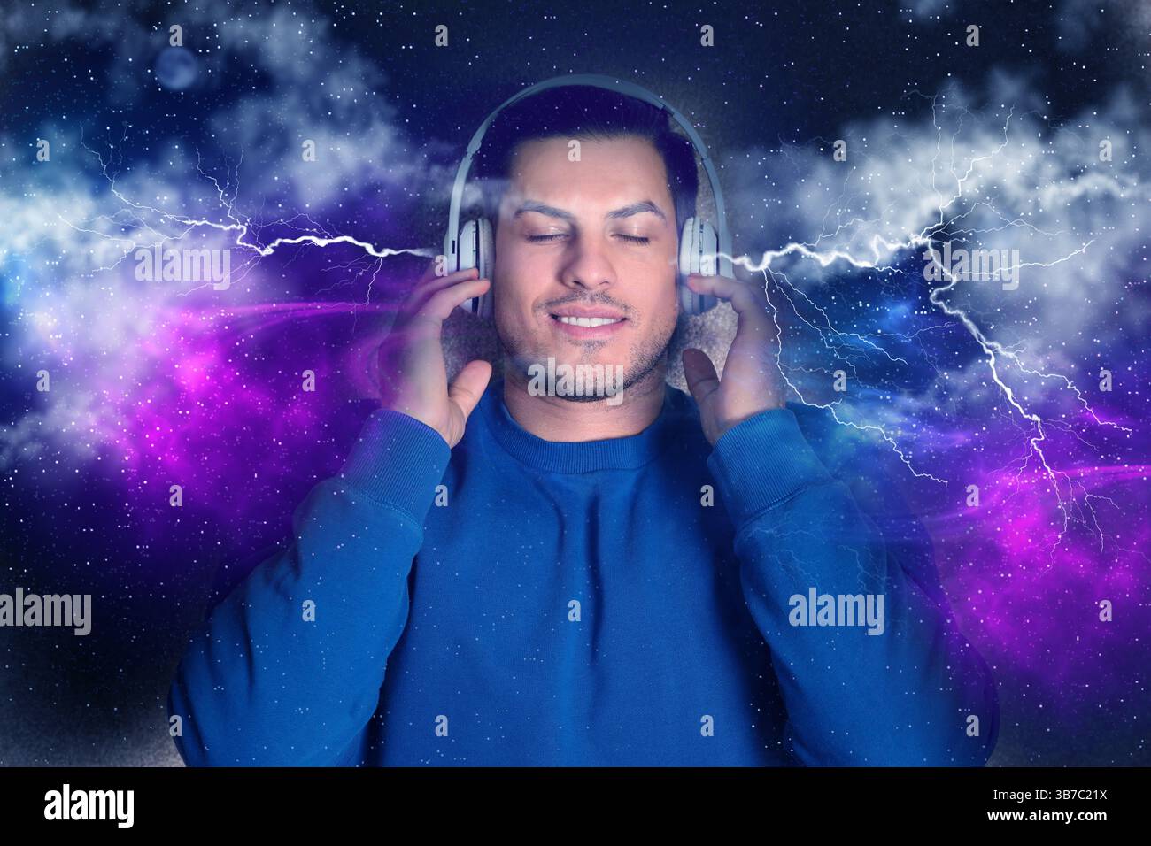 Autonome sensorische Meridianantwort. Mann mit Kopfhörern, der ASMR-Medien genießt. Doppelte Belichtung mit Raum und Beleuchtung, die angenehme Gefühle symbolisieren Stockfoto Autonome sensorische Meridianantwort. Mann mit Kopfhörern, der ASMR-Medien genießt. Doppelte Belichtung mit Raum und Beleuchtung, die angenehme Gefühle symbolisieren Stockfoto