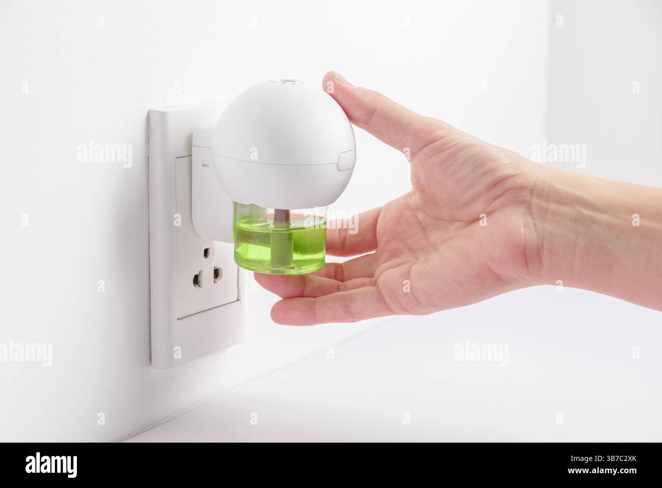 Elektrische Vorrichtung zum Einführen der weiblichen Hand mit Mückenschutz Stockfoto