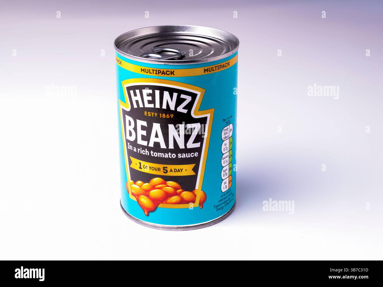 Eine einzelne Dose Heinz Baked Beans auf weißem Hintergrund Stockfoto