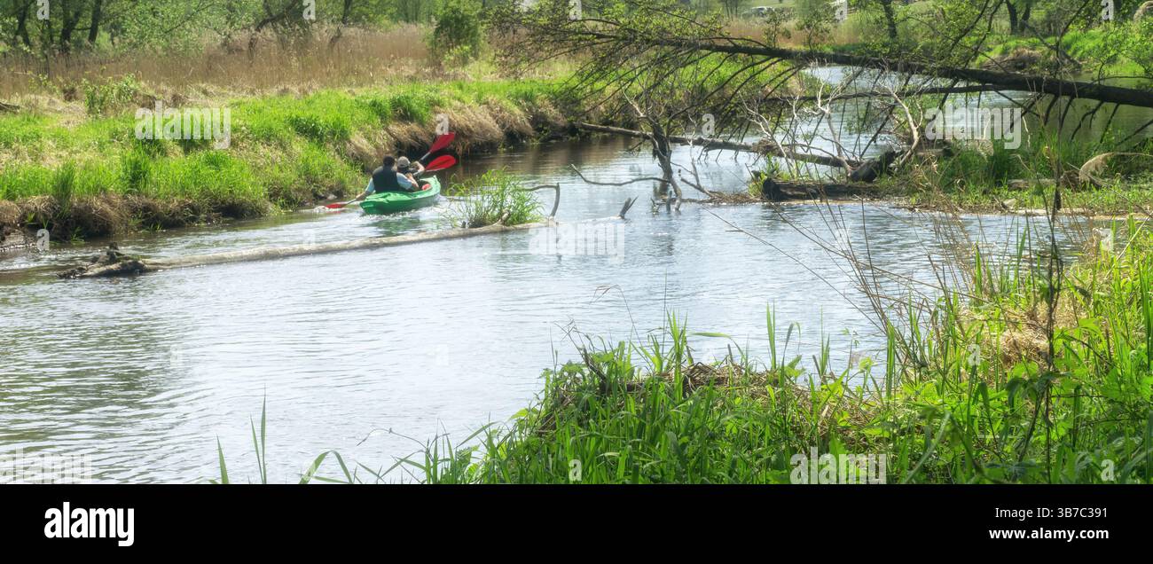 Wildwasser-Kajakfahren im Frühling. Einzelboot mit zwei Personen. Drweca River, Polen, Europa. Stockfoto