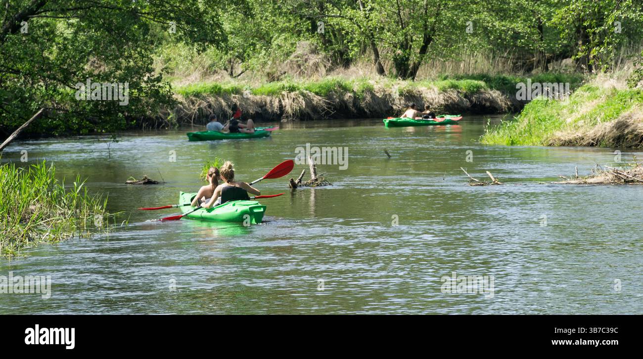 Wildwasser-Kajakfahren im Frühling. Drei Boote mit Männern und Woomen. Drwęca, Polen, Europa. Stockfoto
