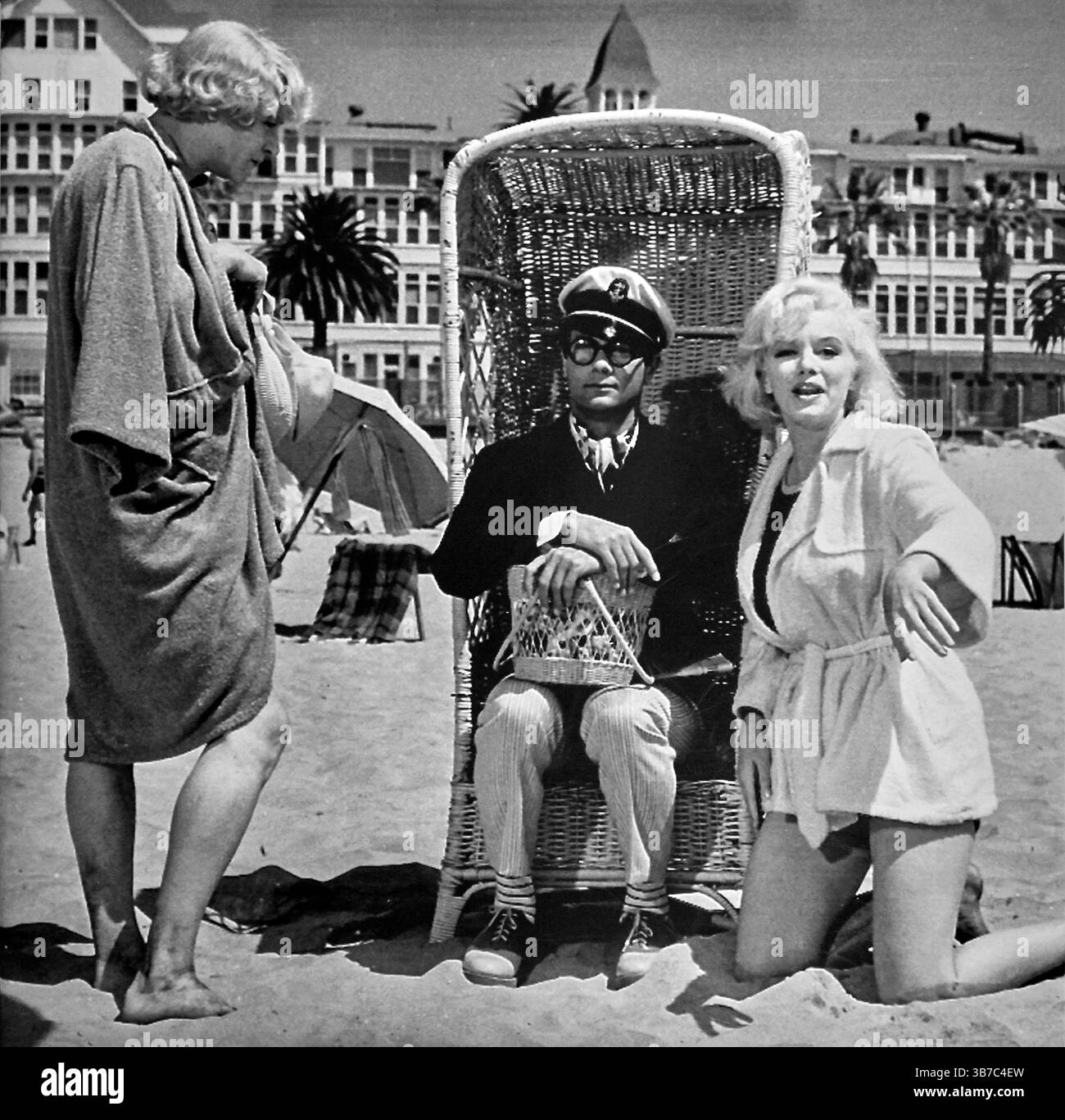 Vintage-Foto von Filmstars wie Tony Curtis, Jack Lemmon, Marilyn Monroe aus dem Film „Some Like IT Hot“ aus dem Jahr 1959 Stockfoto