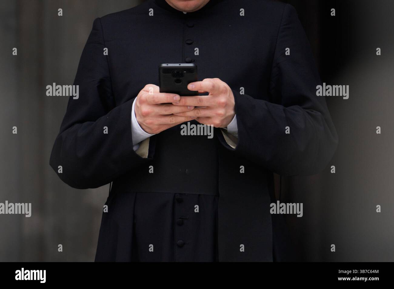 Rom, Italien. April 2025. Ein Mitglied des Klerus wird mit einem Mobiltelefon in der Nähe der Basilika Santa Maria Maggiore gesehen, auf diesem Foto, das am 27. April 205 in Rom, Italien, aufgenommen wurde. Der Vatikan kündigte heute an, dass er alle Mobilfunkdienste im Vatikan am Tag des Konklaves am 7. Mai aussetzt. Die Deaktivierung wirkt sich nicht auf Mobilsignale auf dem Petersplatz aus, sagte der Vatikan. (Foto: Jaap Arriens/SIPA USA) Credit: SIPA USA/Alamy Live News Stockfoto