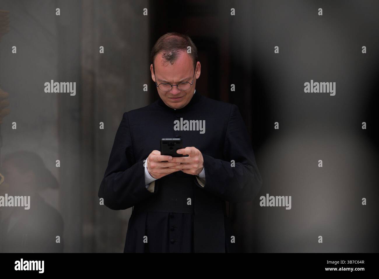 Rom, Italien. April 2025. Ein Mitglied des Klerus wird mit einem Mobiltelefon in der Nähe der Basilika Santa Maria Maggiore gesehen, auf diesem Foto, das am 27. April 205 in Rom, Italien, aufgenommen wurde. Der Vatikan kündigte heute an, dass er alle Mobilfunkdienste im Vatikan am Tag des Konklaves am 7. Mai aussetzt. Die Deaktivierung wirkt sich nicht auf Mobilsignale auf dem Petersplatz aus, sagte der Vatikan. (Foto: Jaap Arriens/SIPA USA) Credit: SIPA USA/Alamy Live News Stockfoto