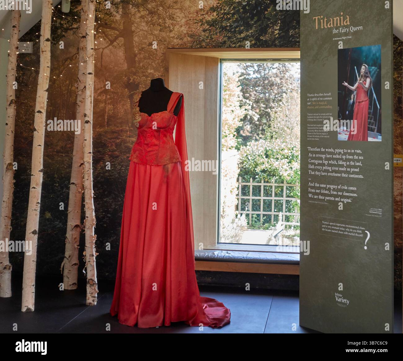 Shakespeare Kostümvorstellung von Titania, Königin der Feen in Shakespeares Sommernachtstraum. New Place, Stratford upon Avon, England, Großbritannien Stockfoto