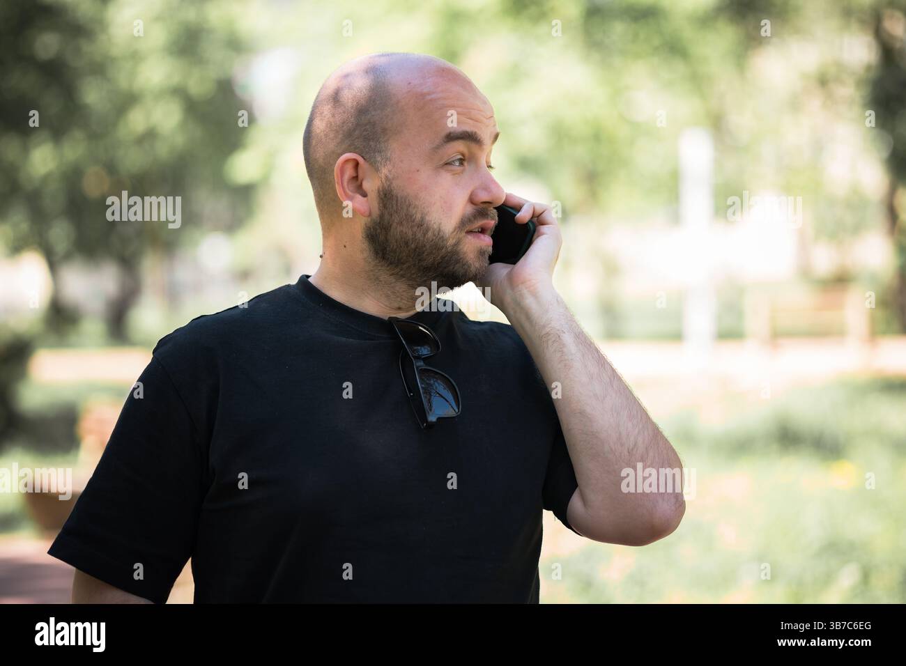 Porträt eines Mannes, der am Telefon spricht. Stockfoto