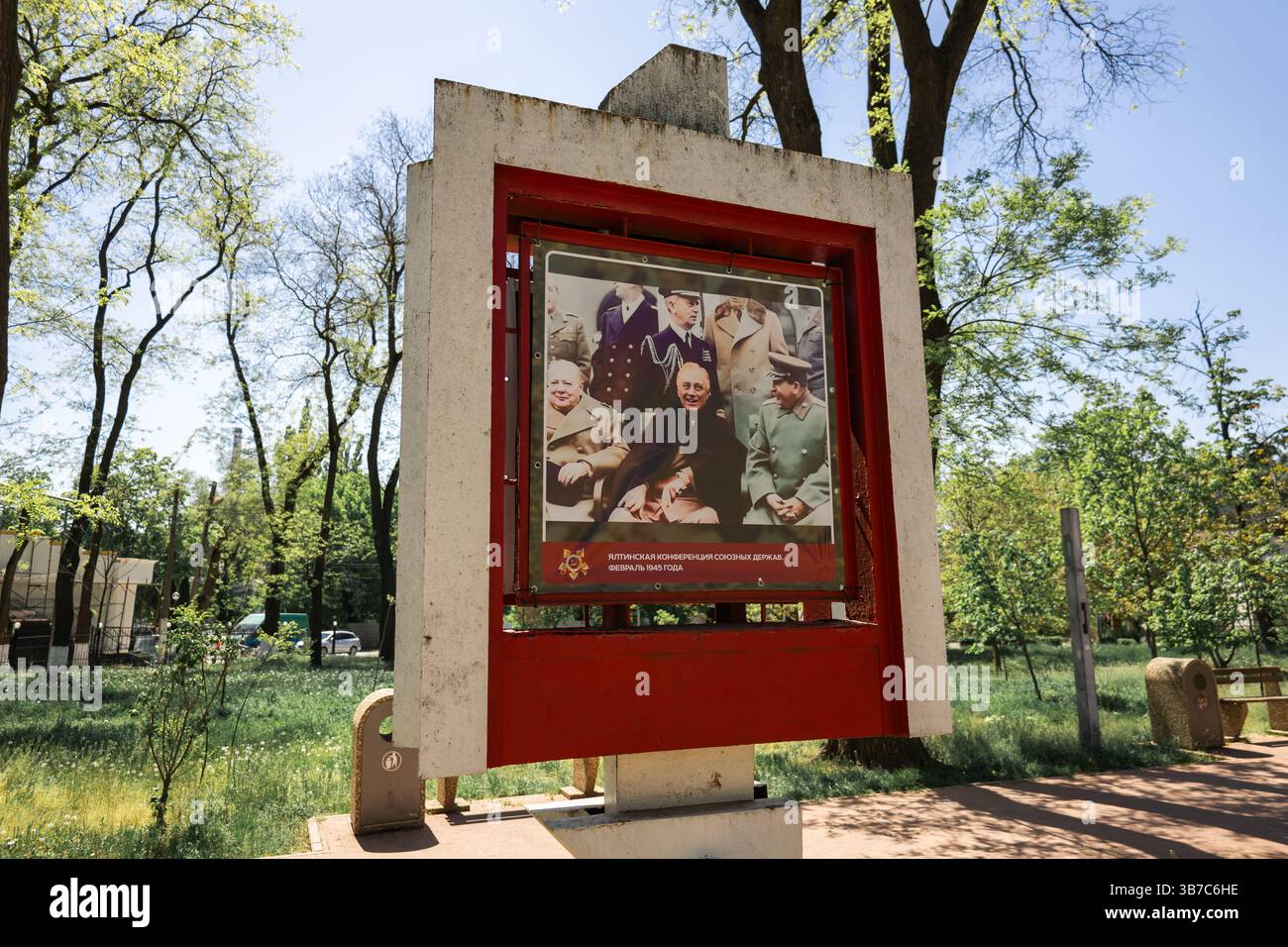 Altes Poster mit Figuren aus der Sowjetunion, russische Propaganda. Stockfoto