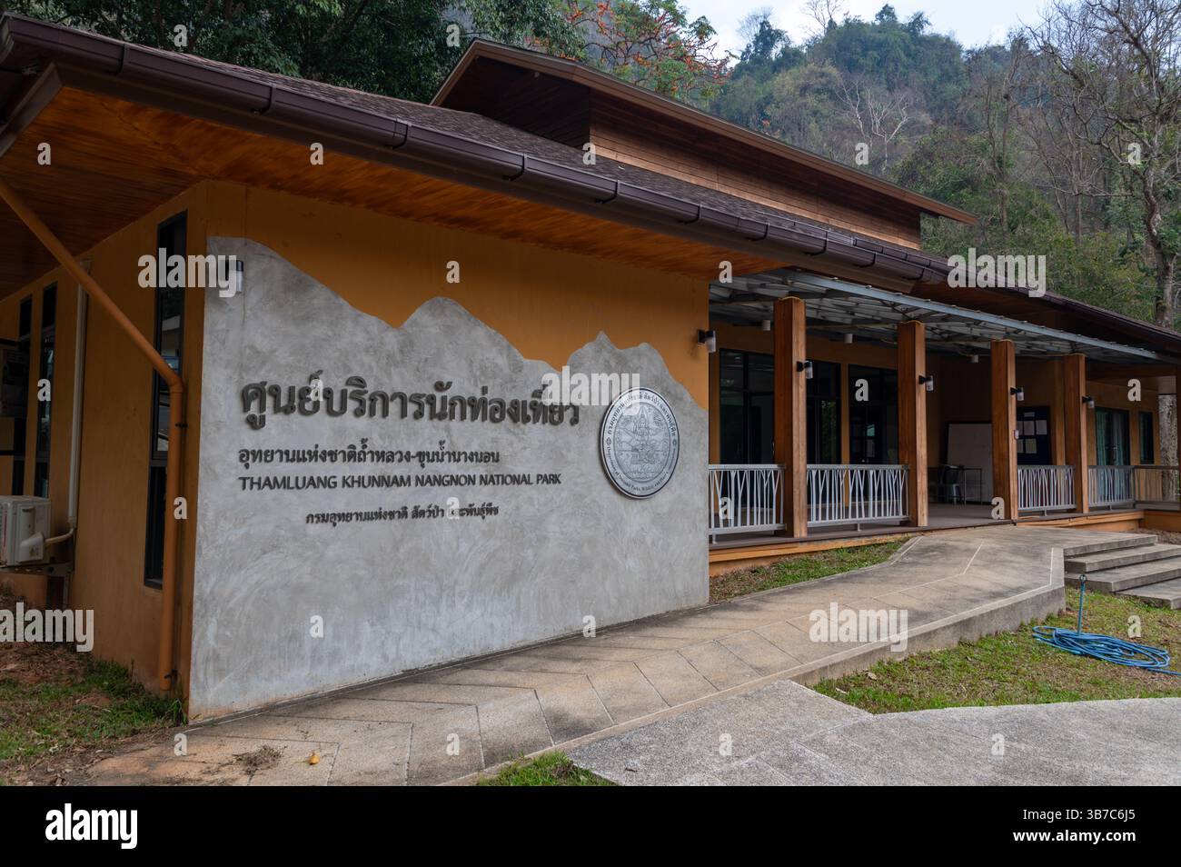Hauptsitz des Thamluang Khunnam Nangnon Nationalparks, 73 km von Chiang Rai im Norden Thailands entfernt. Stockfoto