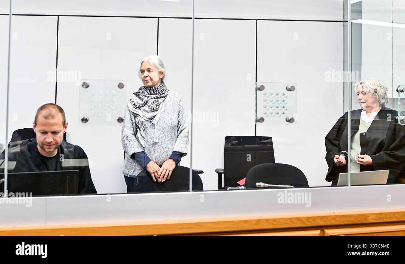 06. Mai 2025, Niedersachsen, Celle: Daniela Klette (M), ehemalige Angehörige der militanten linken Roten Armee-Fraktion (RAF), begleitet von ihren Anwälten Lukas Theune (l) und Undine Weyers, nimmt an einem weiteren Prozesstag vor dem Oberlandesgericht Celle Teil. Klette war Mitglied der „dritten Generation“ der Roten Armee-Fraktion, einer linksgerichteten Terrorgruppe, die in den 1980er und 90er Jahren politisch motivierte Morde, Entführungen und Angriffe sowie Überfälle in Supermärkten und Transitmitteln in den 2000er Jahren verantwortlich war In diesem Prozess wird sie wegen bewaffneten Raubs angeklagt. Stockfoto