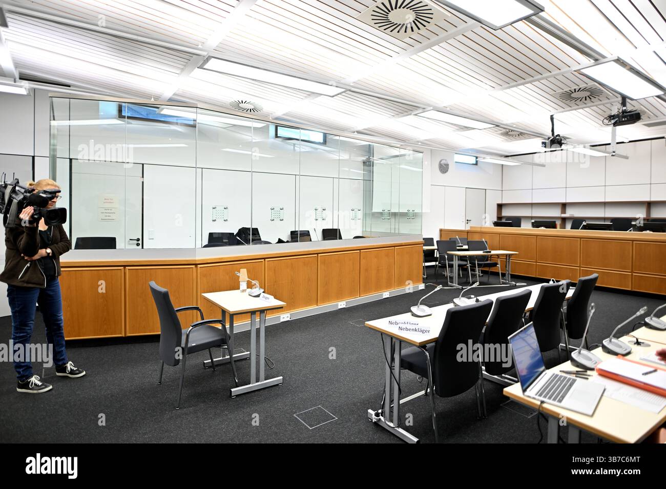Celle, Deutschland. Mai 2025. Überblick über den Gerichtssaal des Oberlandesgerichts Celle. Klette war Mitglied der „dritten Generation“ der Roten Armee-Fraktion, einer linken Terrorgruppe, die für politisch motivierte Morde, Entführungen und Angriffe in den 1980er und 90er Jahren, aber auch für Supermarkt- und Transitüberfälle in den 2000er Jahren verantwortlich war In diesem Prozess wird sie wegen bewaffneten Raubs angeklagt. Zwei ihrer Komplizen sind noch auf der Flucht. Kredit: Fabian Bimmer/EPA POOL über dpa/dpa/Alamy Live News Stockfoto