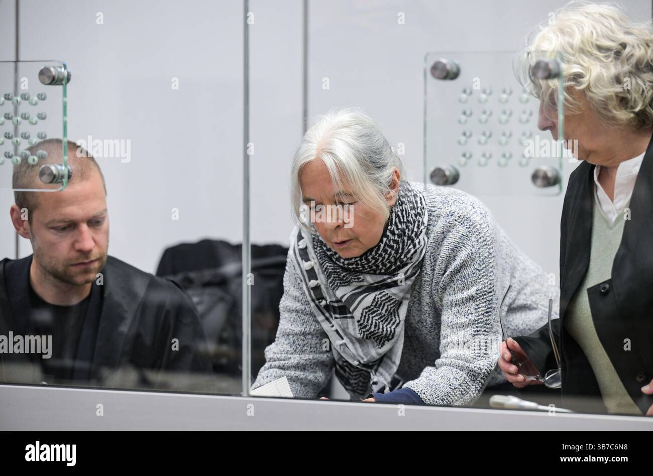 06. Mai 2025, Niedersachsen, Celle: Daniela Klette (M), ehemalige Angehörige der militanten linken Roten Armee-Fraktion (RAF), begleitet von ihren Anwälten Lukas Theune (l) und Undine Weyers, nimmt an einem weiteren Prozesstag vor dem Oberlandesgericht Celle Teil. Klette war Mitglied der „dritten Generation“ der Roten Armee-Fraktion, einer linksgerichteten Terrorgruppe, die in den 1980er und 90er Jahren politisch motivierte Morde, Entführungen und Angriffe sowie Überfälle in Supermärkten und Transitmitteln in den 2000er Jahren verantwortlich war In diesem Prozess wird sie wegen bewaffneten Raubs angeklagt. Stockfoto