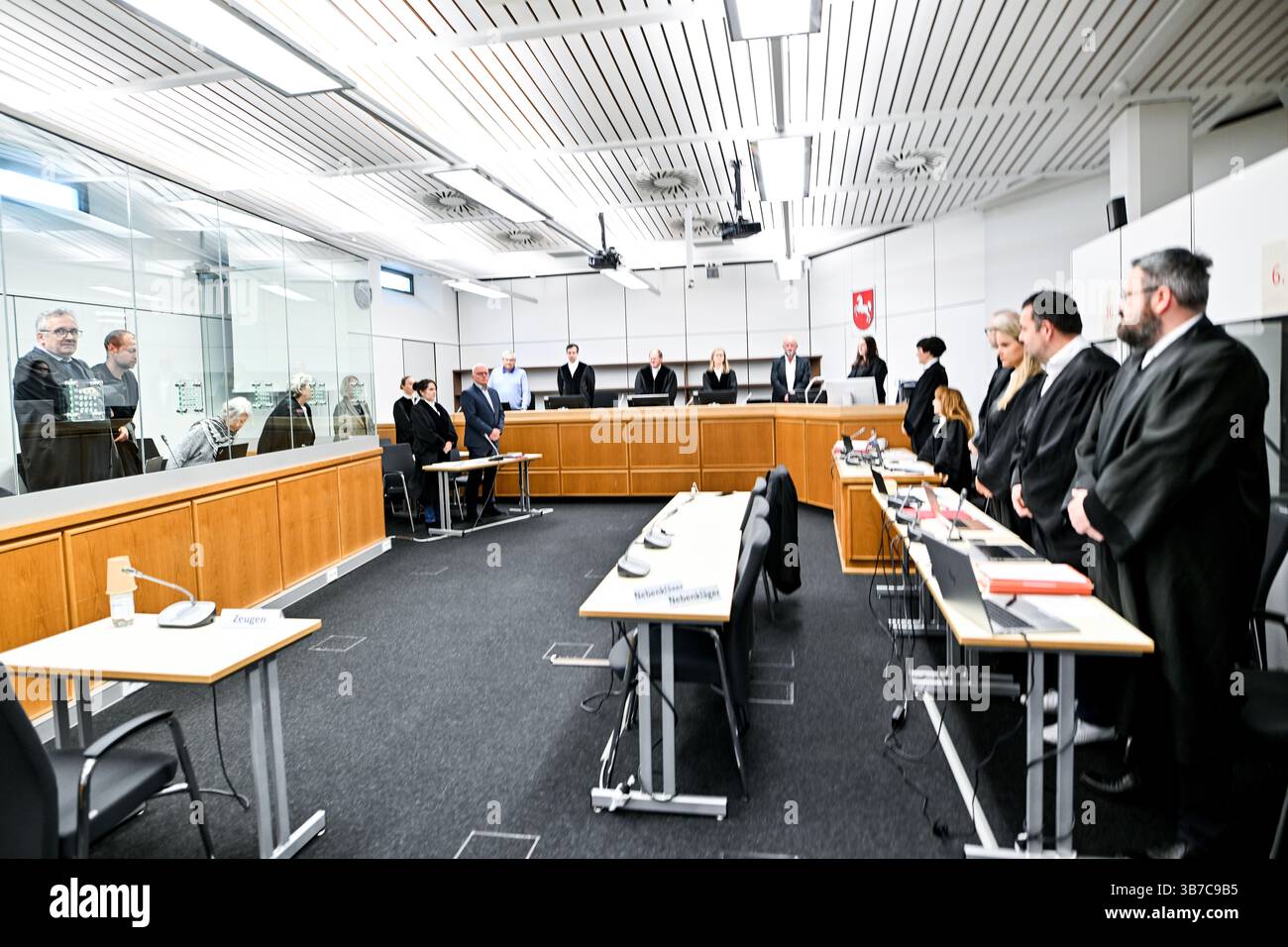 Celle, Deutschland. Mai 2025. Überblick über den Gerichtssaal des Oberlandesgerichts Celle. Klette war Mitglied der „dritten Generation“ der Roten Armee-Fraktion, einer linken Terrorgruppe, die für politisch motivierte Morde, Entführungen und Angriffe in den 1980er und 90er Jahren, aber auch für Supermarkt- und Transitüberfälle in den 2000er Jahren verantwortlich war In diesem Prozess wird sie wegen bewaffneten Raubs angeklagt. Zwei ihrer Komplizen sind noch auf der Flucht. Kredit: Fabian Bimmer/EPA POOL über dpa/dpa/Alamy Live News Stockfoto