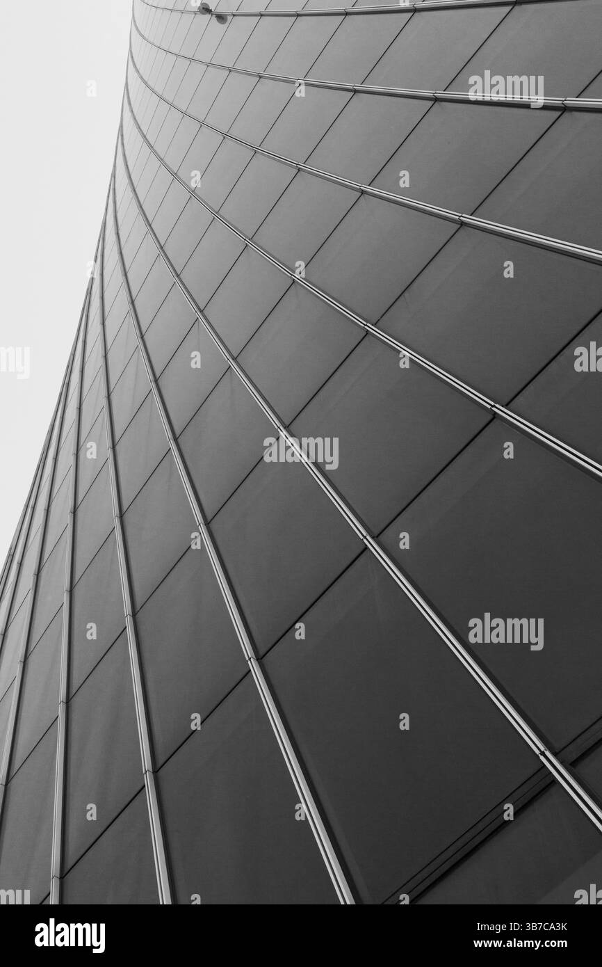 Geschwungene Glasfassade des Generali-Turms von Zaha Hadid Architects, Stadtteil CityLife, Mailand, Italien – schwarz-weiße Architekturdetails. Stockfoto