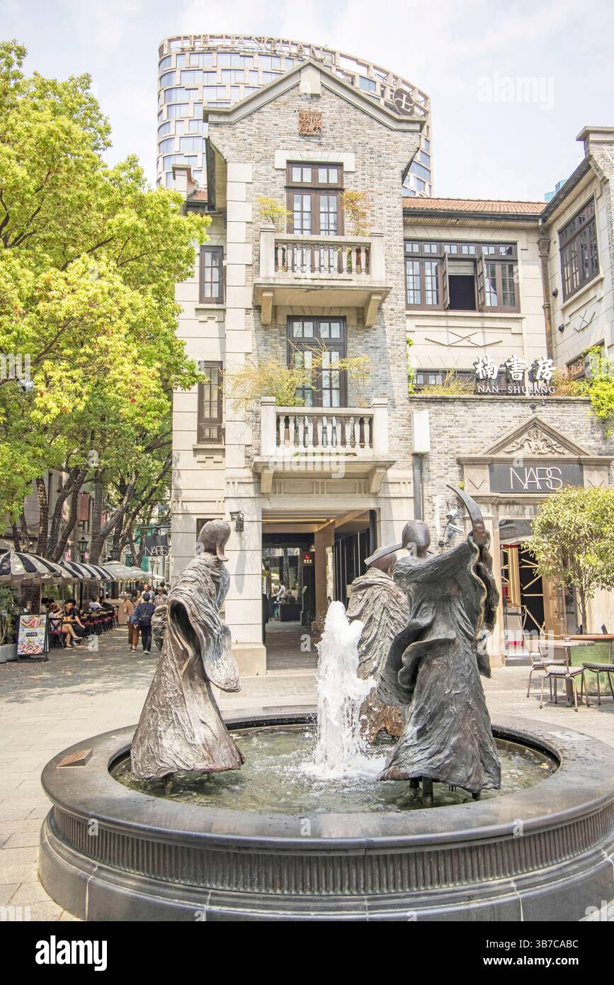 Brunnen, Statuen und Kolonialgebäude in der französischen Konzession in shanghai china Stockfoto