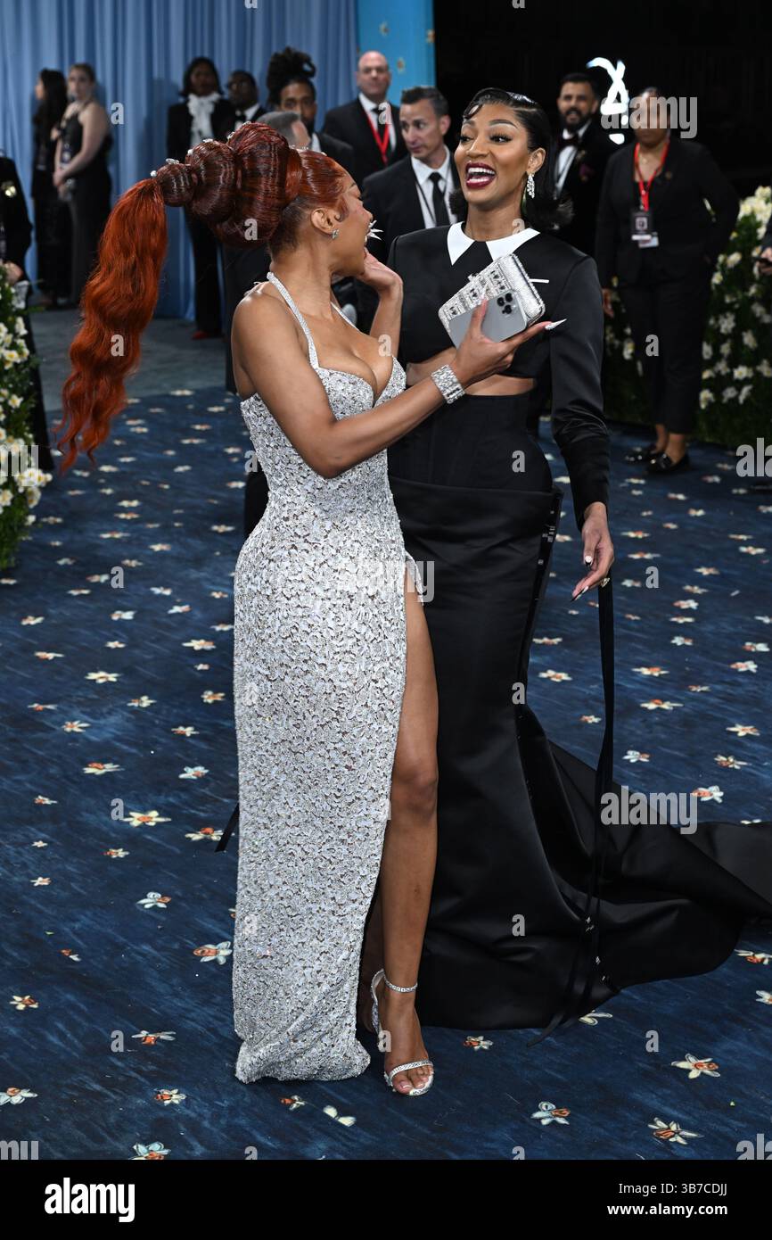 New York, USA. Mai 2025. Angel Reese und Megan Thee Hengst bei der Benefizgala des Kostüminstituts 2025 anlässlich der Eröffnung der Ausstellung Superfine, Tailoring Black Style. Im Metropolitan Museum of Art Quelle: Doug Peters/EMPICS/Alamy Live News Stockfoto
