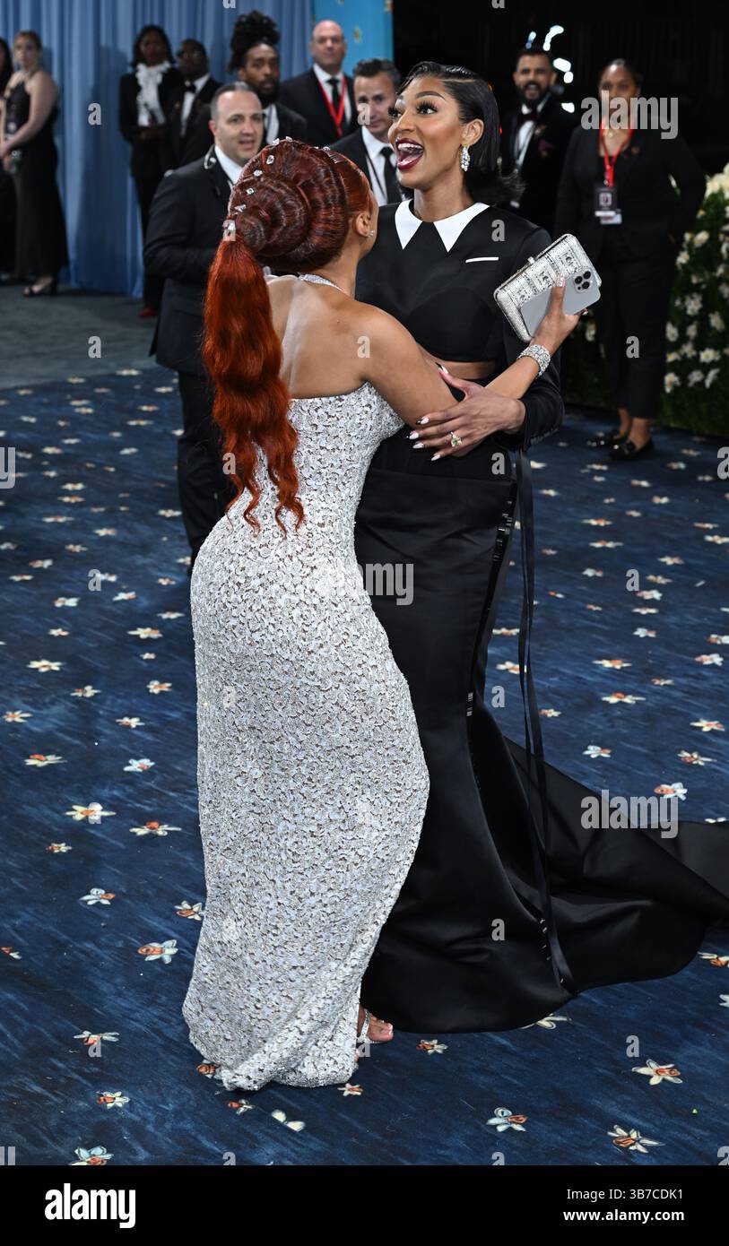 New York, USA. Mai 2025. Angel Reese und Megan Thee Hengst bei der Benefizgala des Kostüminstituts 2025 anlässlich der Eröffnung der Ausstellung Superfine, Tailoring Black Style. Im Metropolitan Museum of Art Quelle: Doug Peters/EMPICS/Alamy Live News Stockfoto