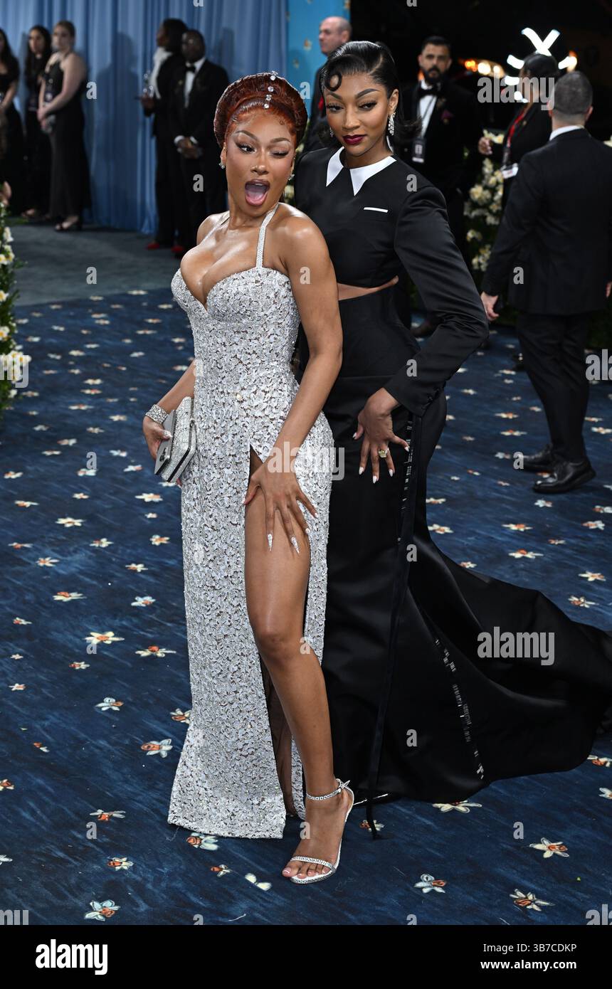 New York, USA. Mai 2025. Angel Reese und Megan Thee Hengst bei der Benefizgala des Kostüminstituts 2025 anlässlich der Eröffnung der Ausstellung Superfine, Tailoring Black Style. Im Metropolitan Museum of Art Quelle: Doug Peters/EMPICS/Alamy Live News Stockfoto