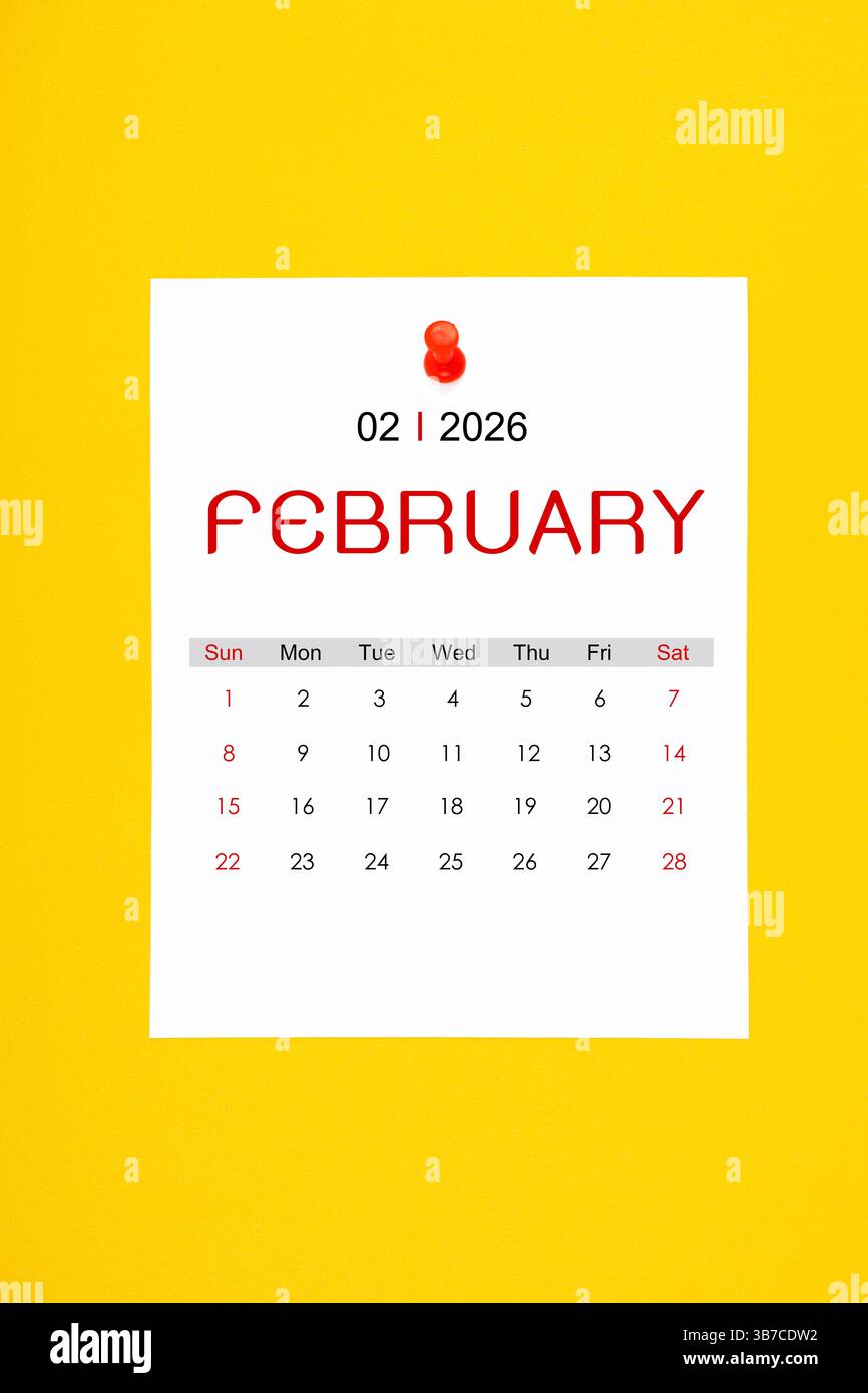 Kalenderseite Februar 2026 mit Stecknadel auf gelbem Hintergrund. Stockfoto