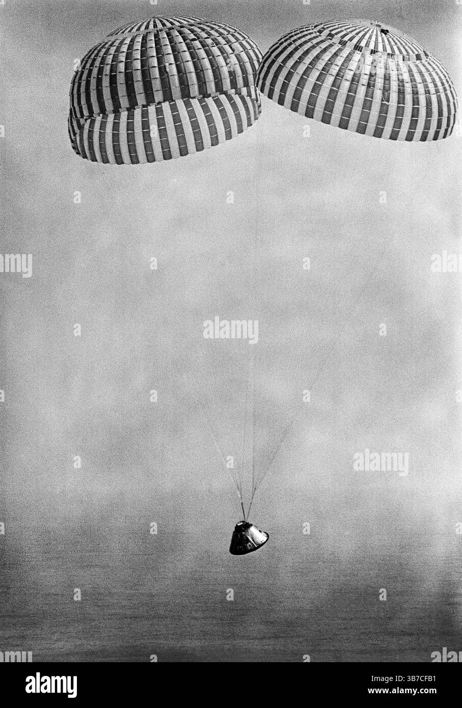 1. August 2008: Apollo 9-Raumschiff mit den Astronauten James A. McDivitt, David R. Scott und Russell L. Schweickart an Bord, nähert sich dem Spritzwasser im Erholungsgebiet des Atlantischen Ozeans, NASA, 13. März 1969 (Credit Image: © JT Vintage via ZUMA Press Wire) Stockfoto