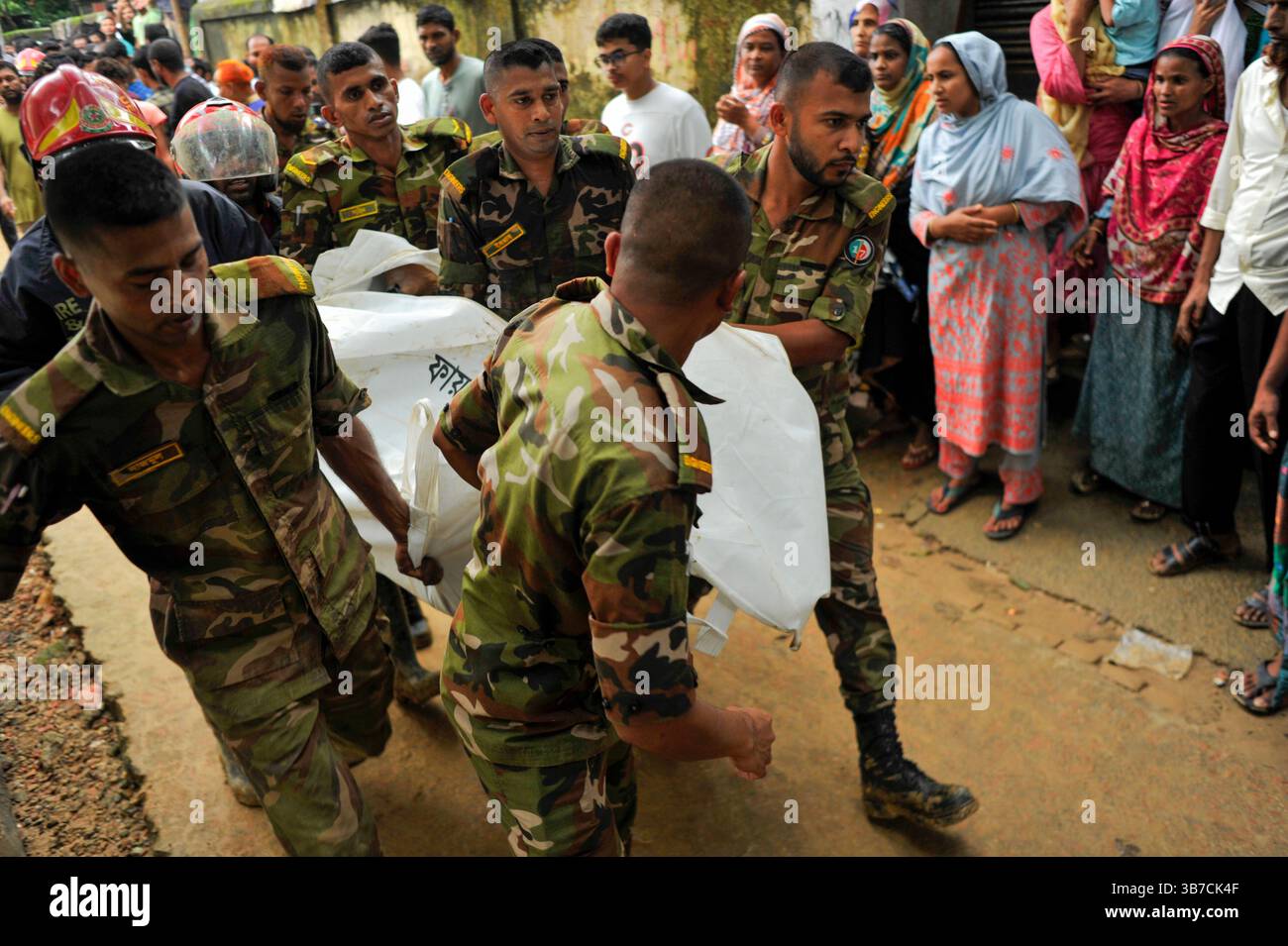 10. Juni 2024: Sylhet-Bangladesch: Die Leichen von drei Mitgliedern derselben Familie, die aufgrund von anhaltenden Regenfällen im Wohngebiet Chamelibagh von â€‹ â€‹ Bezirk Nr. 35 der Stadt Sylhet bei einem Erdrutsch begraben wurden, wurden geborgen. Auf dem Bild nehmen Armeeangehörige Leichen weg. (Bild: © MD Rafayat Haque Khan/ZUMA Press Wire) Stockfoto