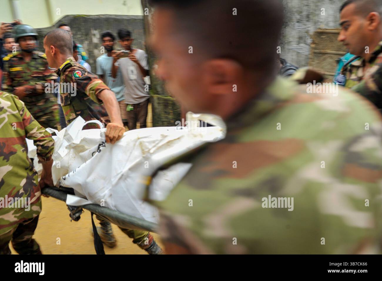 10. Juni 2024: Sylhet-Bangladesch: Die Leichen von drei Mitgliedern derselben Familie, die aufgrund von anhaltenden Regenfällen im Wohngebiet Chamelibagh von â€‹ â€‹ Bezirk Nr. 35 der Stadt Sylhet bei einem Erdrutsch begraben wurden, wurden geborgen. Auf dem Bild nehmen Armeeangehörige Leichen weg. (Bild: © MD Rafayat Haque Khan/ZUMA Press Wire) Stockfoto