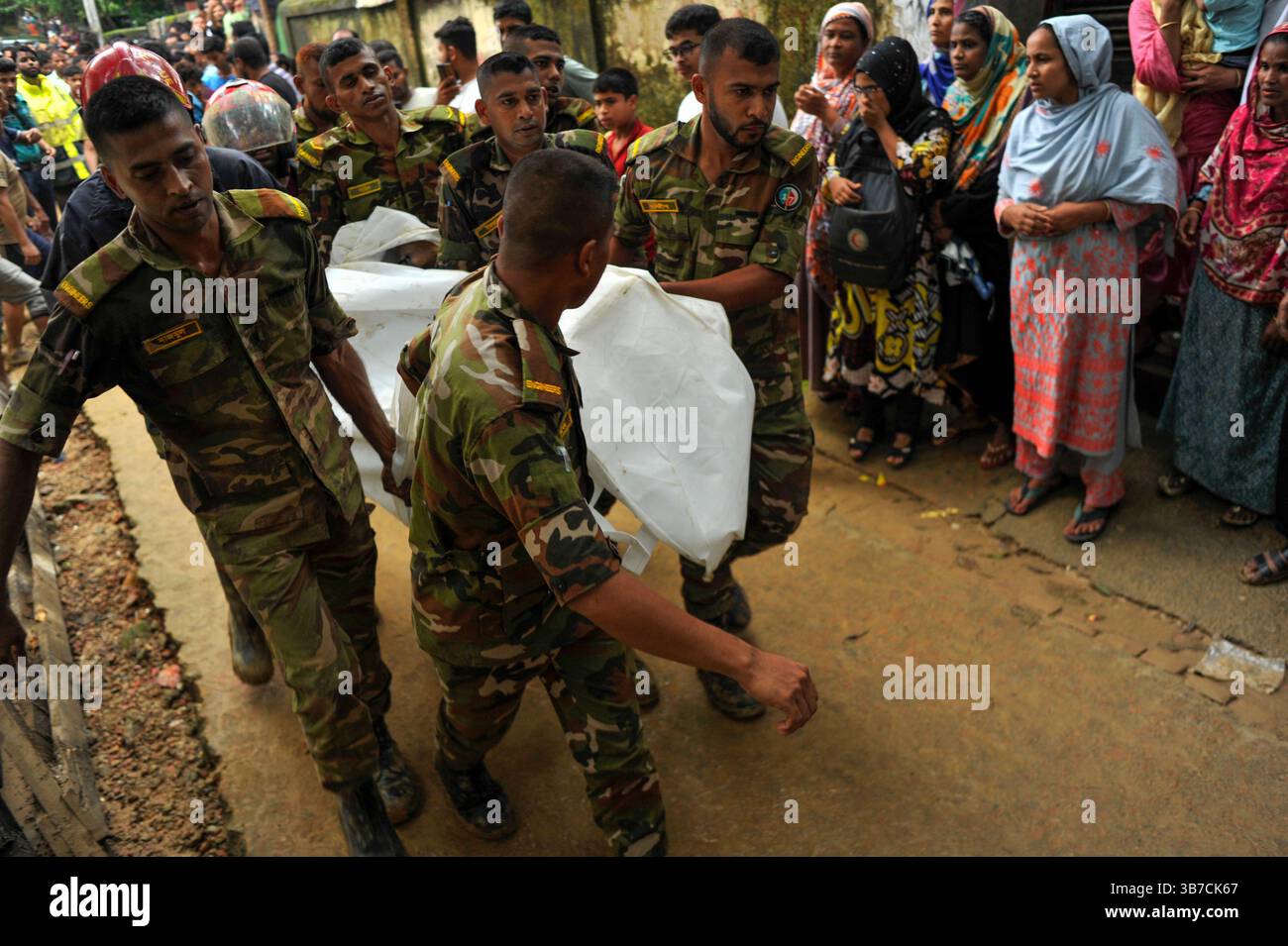 10. Juni 2024: Sylhet-Bangladesch: Die Leichen von drei Mitgliedern derselben Familie, die aufgrund von anhaltenden Regenfällen im Wohngebiet Chamelibagh von â€‹ â€‹ Bezirk Nr. 35 der Stadt Sylhet bei einem Erdrutsch begraben wurden, wurden geborgen. Auf dem Bild nehmen Armeeangehörige Leichen weg. (Bild: © MD Rafayat Haque Khan/ZUMA Press Wire) Stockfoto