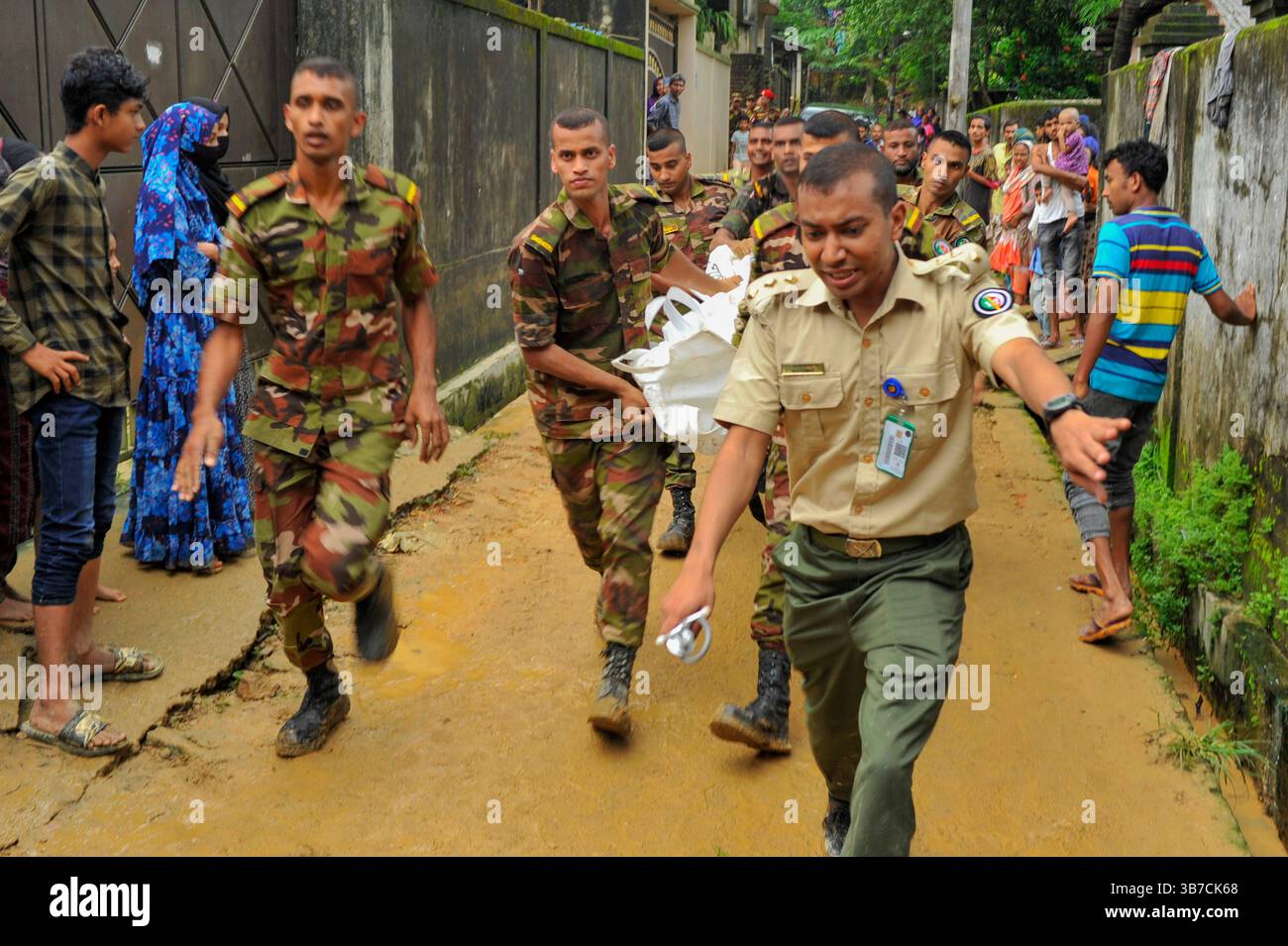 10. Juni 2024: Sylhet-Bangladesch: Die Leichen von drei Mitgliedern derselben Familie, die aufgrund von anhaltenden Regenfällen im Wohngebiet Chamelibagh von â€‹ â€‹ Bezirk Nr. 35 der Stadt Sylhet bei einem Erdrutsch begraben wurden, wurden geborgen. Auf dem Bild nehmen Armeeangehörige Leichen weg. (Bild: © MD Rafayat Haque Khan/ZUMA Press Wire) Stockfoto