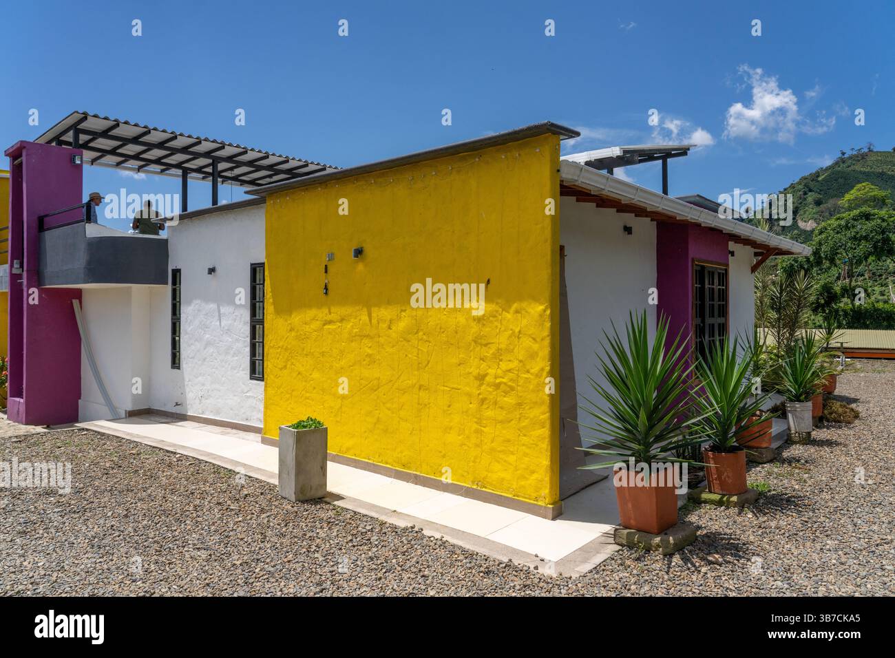 Ein modernes Bauernhaus auf einer kleinen, familiengeführten Kaffeeplantage in der Nähe von Jardin, Kolumbien. Stockfoto