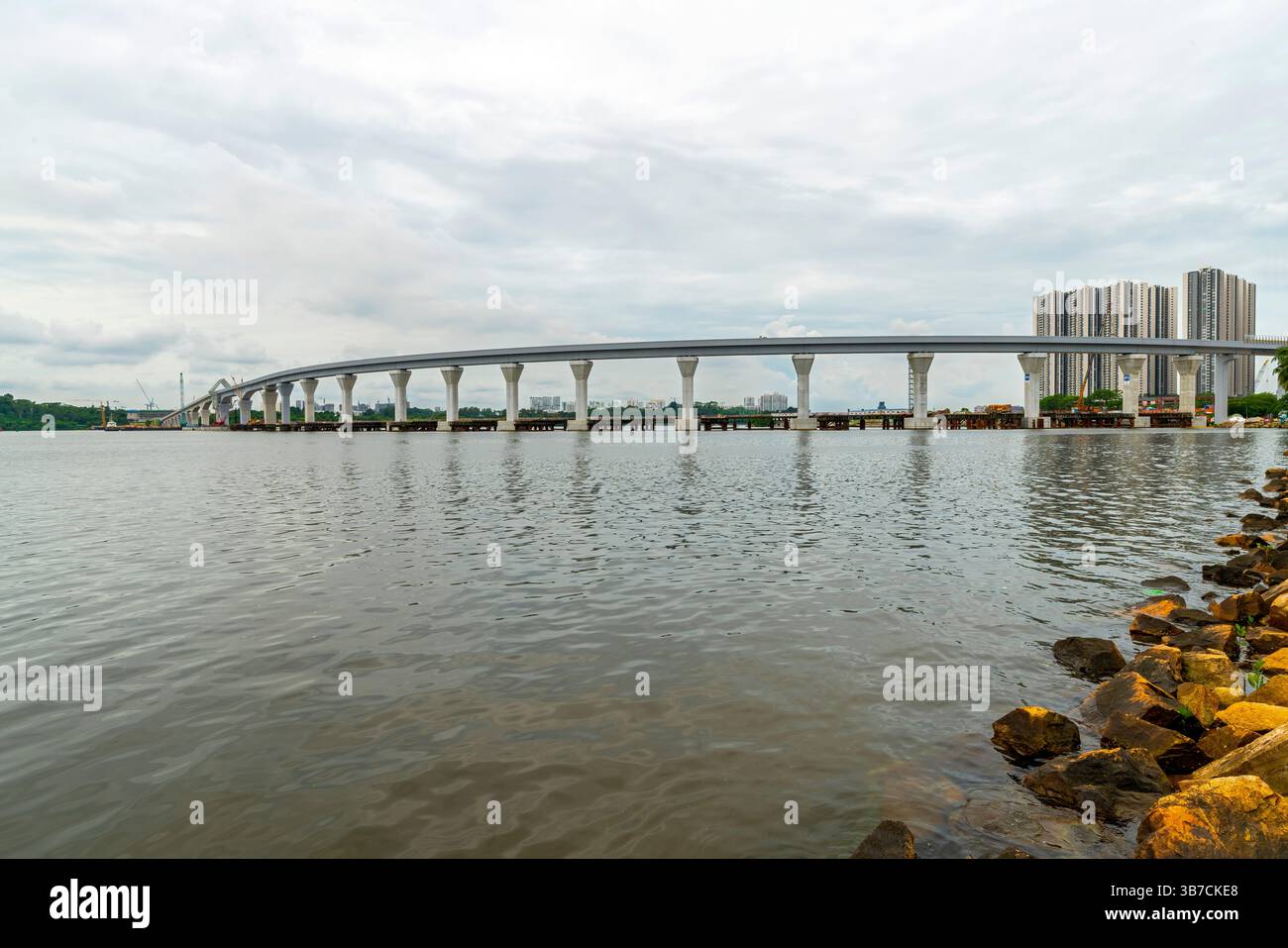 Erhöhtes Viadukt über die Straße von Johor Bahru–Singapur. Das RTS Link Project ist eine etwa 4 km lange Eisenbahnverbindung mit zwei Bahnhöfen. Schnelle Tram Stockfoto