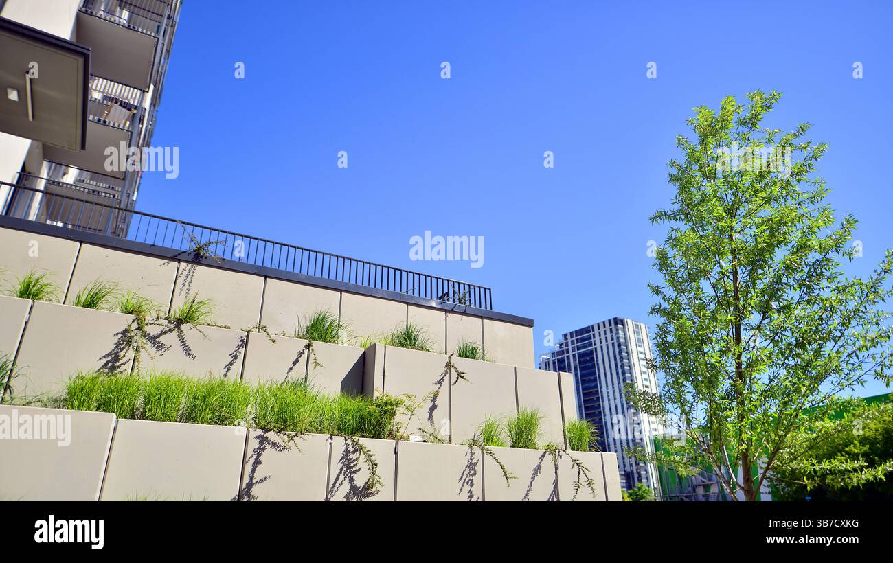 Umweltfreundliches Appartementgebäude spart Energie und frische Luft. Moderner Wohnblock in grüner Umgebung, Wohnwohnung und Luxushauskomplex. Stockfoto