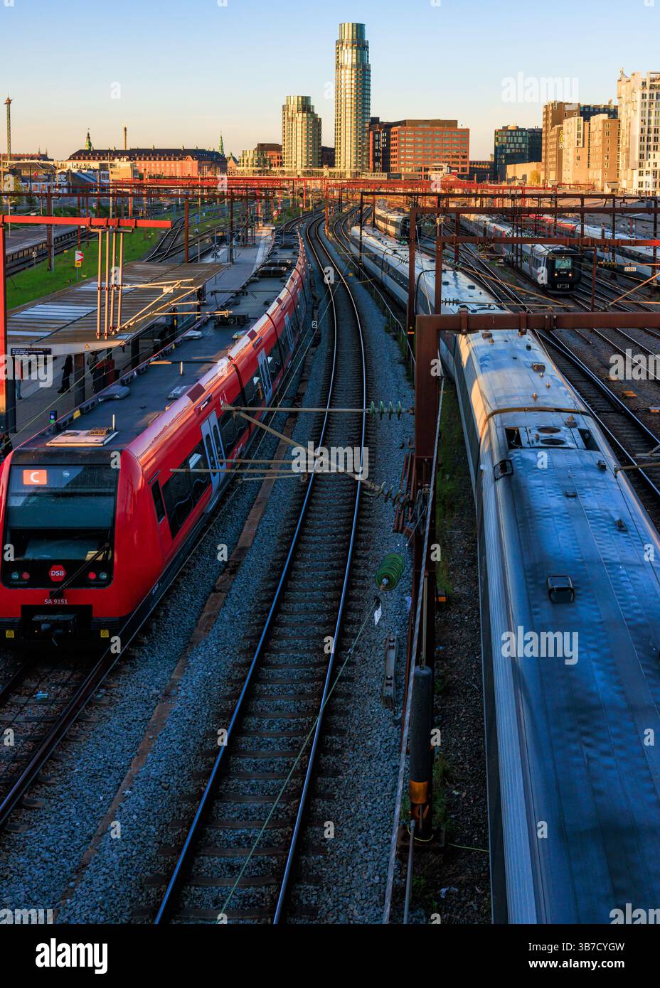 Tarins verlässt den Kopenhagener Hauptbahnhof mit den Wohntürmen namens Postbyen im Hintergrund, Dänemark Stockfoto