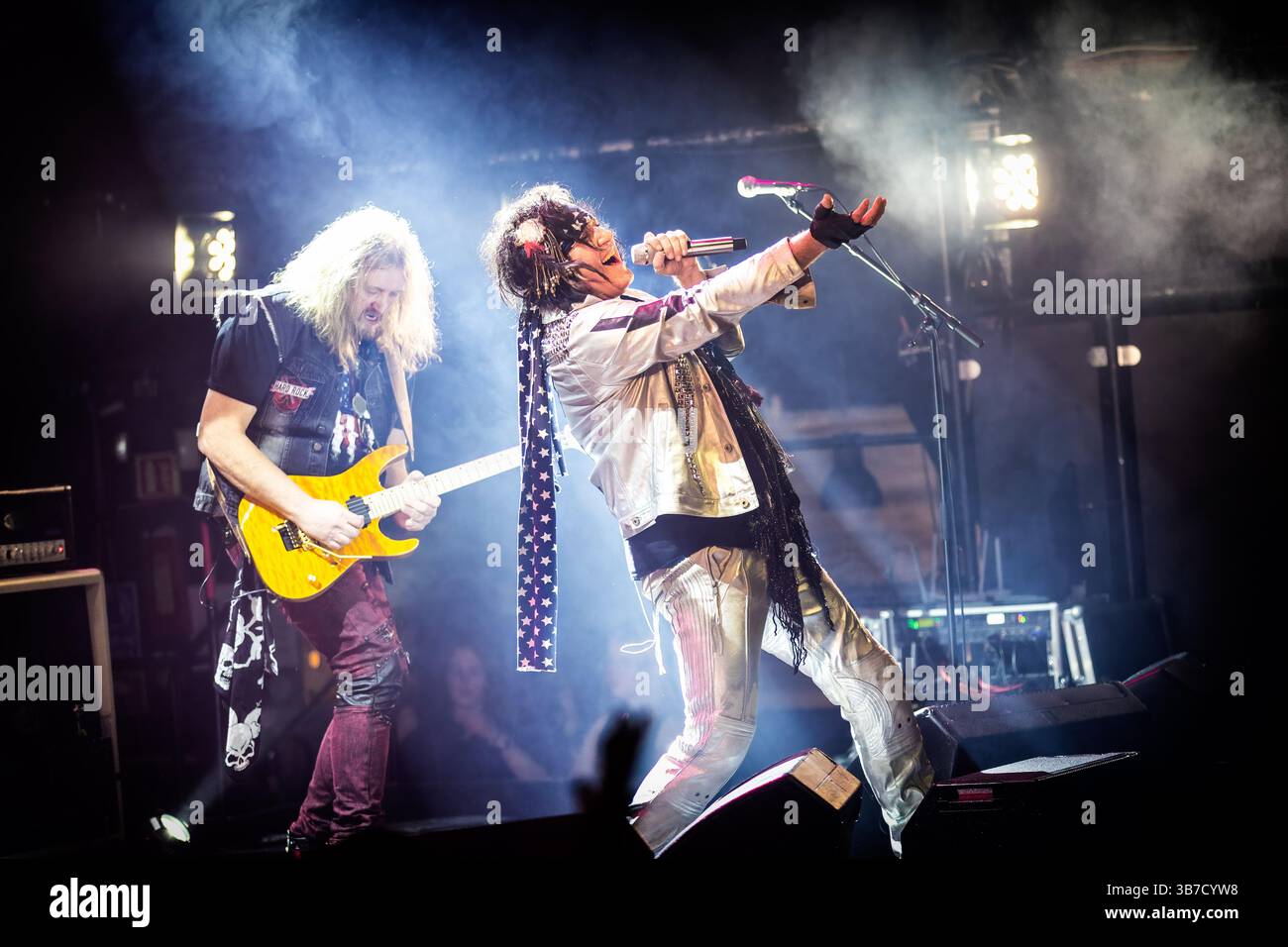 Februar 2024, Oslo, Kopenhagen, Norwegen: Oslo, Norwegen. Februar 2024. Die norwegische Glam-Rock-Band WIG WAM gibt ein Live-Konzert im Rockefeller in Oslo. Hier ist Sänger Glam live auf der Bühne zu sehen. (Foto: © Terje Dokken/Gonzales Foto via ZUMA Press) Stockfoto