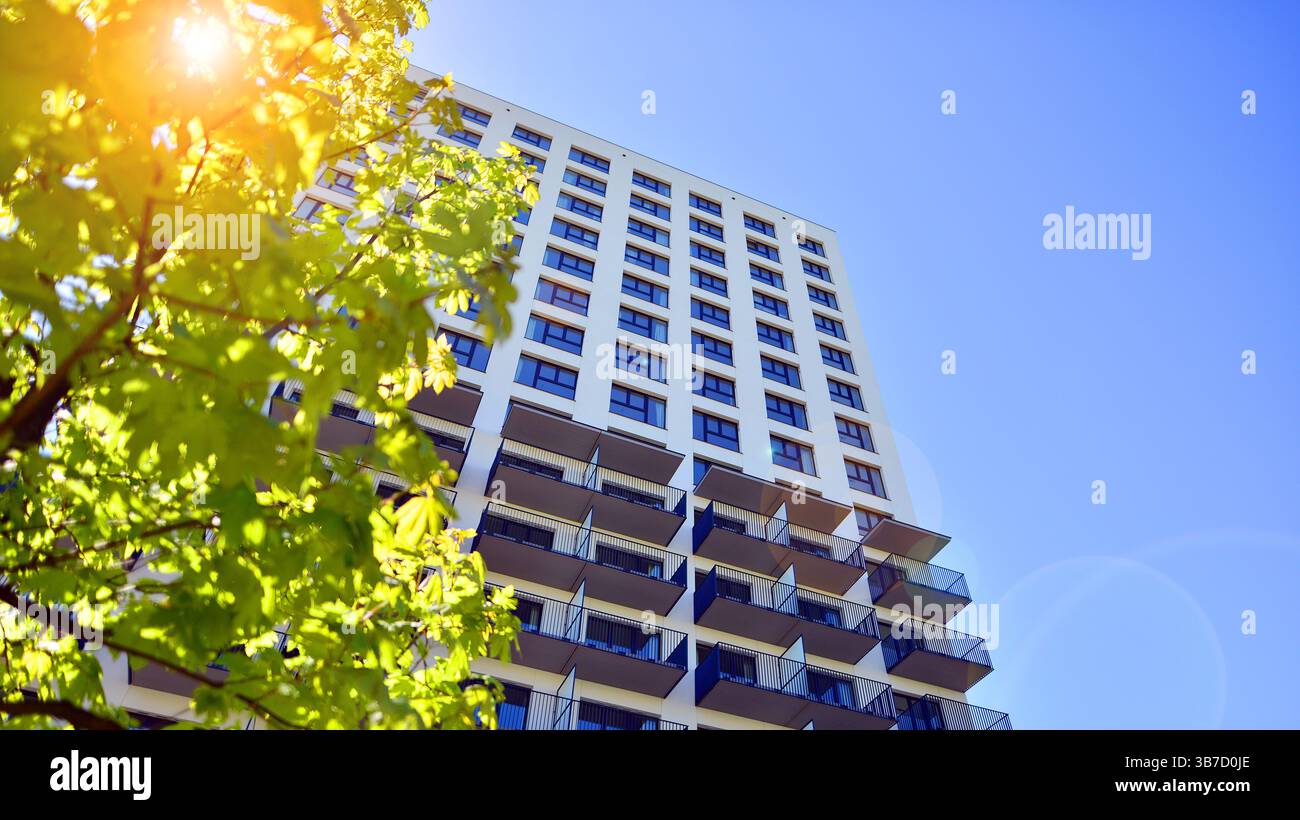 Umweltfreundliches Appartementgebäude spart Energie und frische Luft. Moderner Wohnblock in grüner Umgebung, Wohnwohnung und Luxushauskomplex. Stockfoto