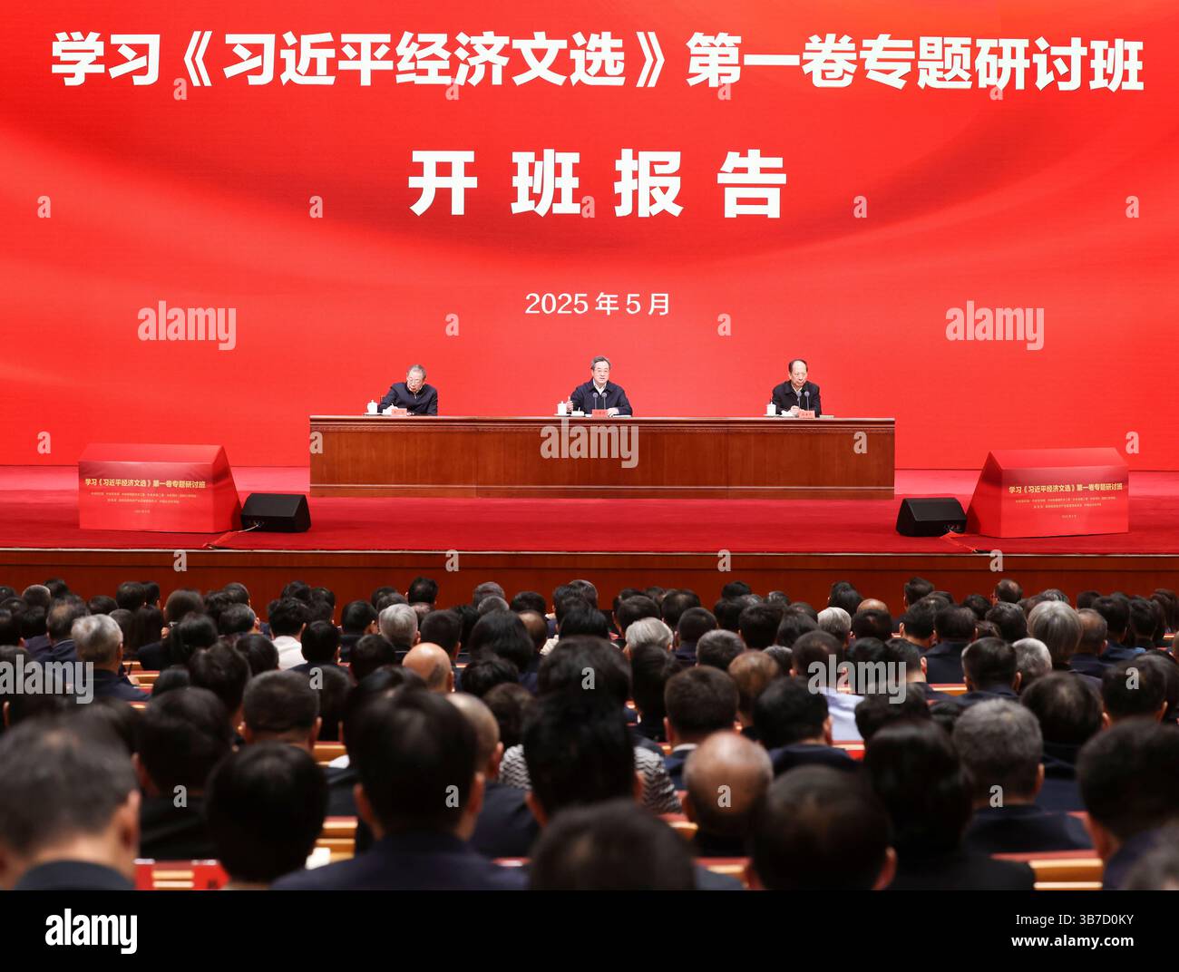 Peking, Xi Jinping über die Wirtschaft. Mai 2025. Der chinesische Vize-Premier Ding Xuexiang, auch Mitglied des Ständigen Ausschusses des Politischen Büros des Zentralkomitees der Kommunistischen Partei Chinas, spricht am 6. Mai 2025 zur Eröffnung eines Symposiums, um den ersten Band ausgewählter Werke von Xi Jinping über Wirtschaft zu studieren. Quelle: Pang Xinglei/Xinhua/Alamy Live News Stockfoto