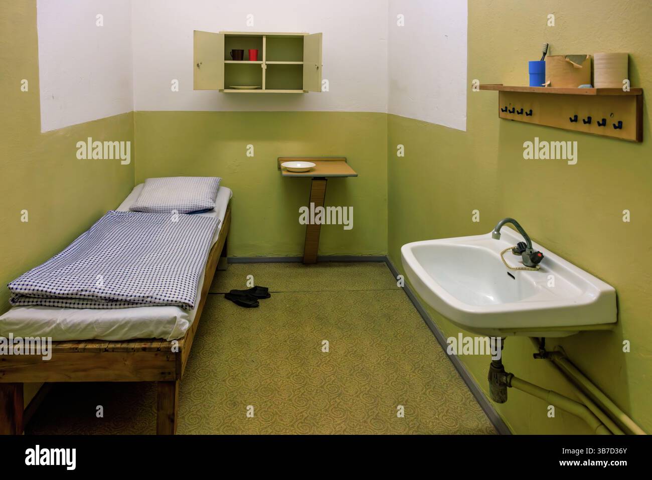 Eine ehemalige Gefängniszelle, die vom Ministerium für Staatssicherheit (Stasi) der Deutschen Demokratischen Republik, Gedenkstätte Bautzner Straße, Dresden, verwaltet wurde Stockfoto