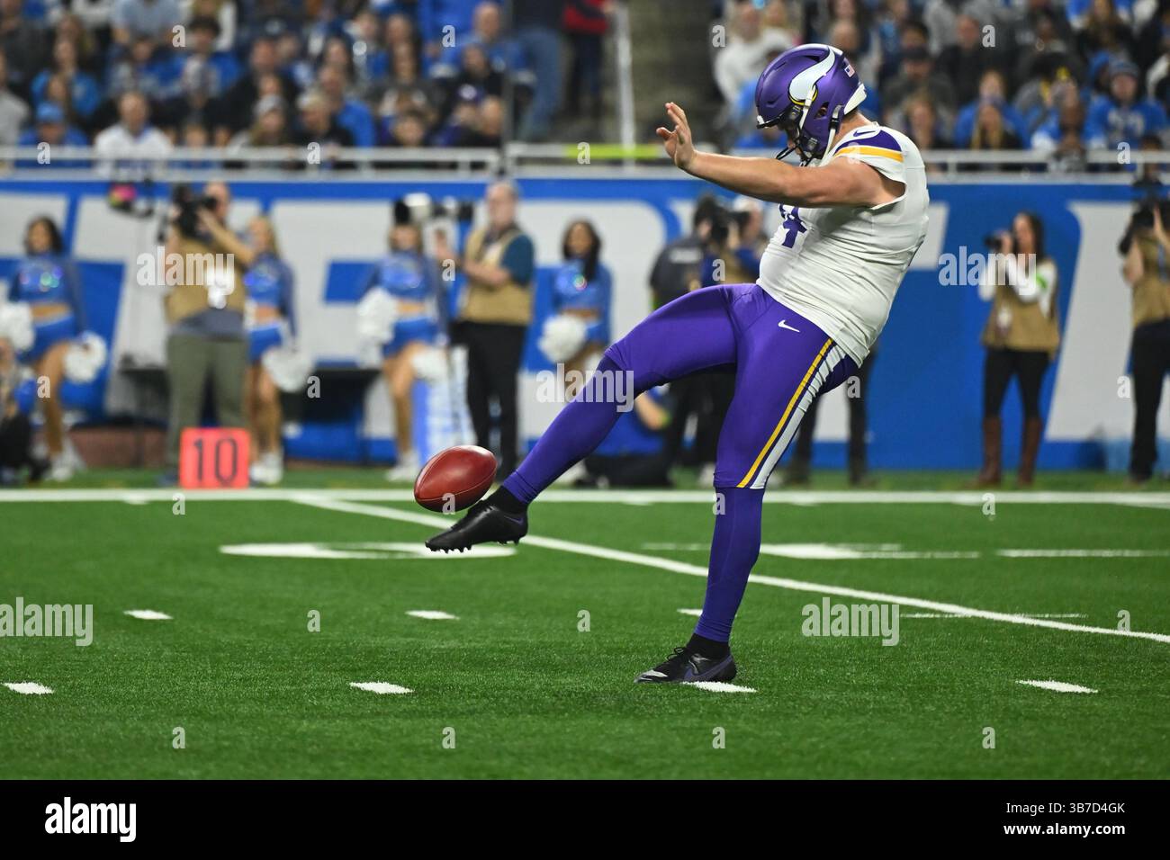 DETROIT, MI - 07. JANUAR: Minnesota Vikings Punter (14) Ryan Wright in Aktion während des Spiels zwischen Minnesota Vikings und Detroit Lions am 7. Januar 2024 im Ford Field in Detroit, MI (Foto: Allan Dranberg/CSM) (Credit Image: © Allan Dranberg/CSM via ZUMA Press Wire) Stockfoto