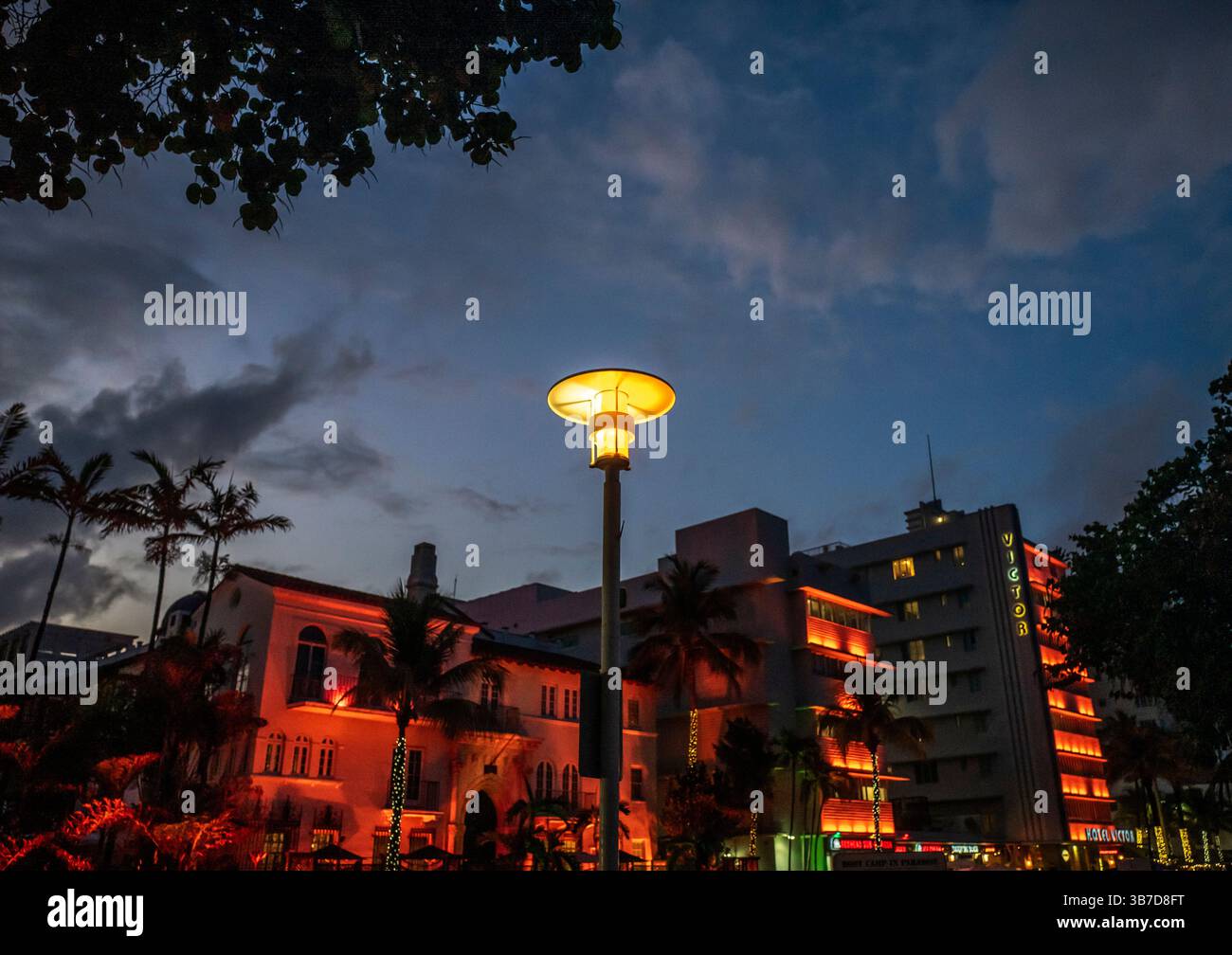 Art déco-Hotels werden nachts am Miami Beach beleuchtet Stockfoto