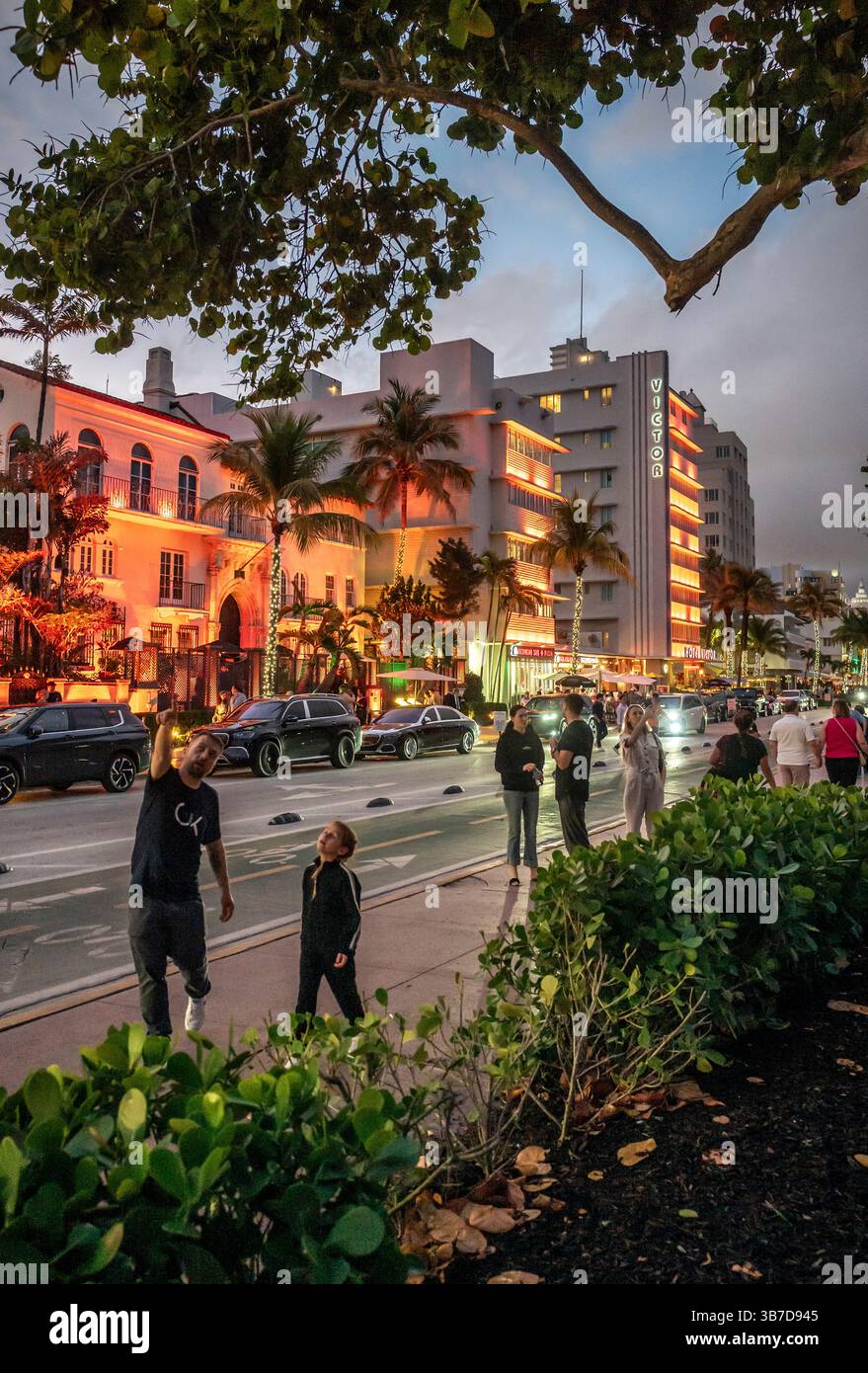 Art déco-Hotels werden nachts am Miami Beach beleuchtet Stockfoto