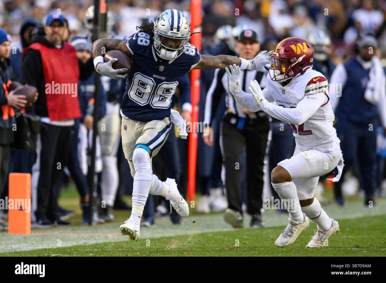 7. Januar 2024: Dallas Cowboys Wide Receiver CeeDee Lamb (88) spielt den Ball während des NFL-Spiels zwischen den Dallas Cowboys und den Washington Commanders in Landover, MD Reggie Hildred/CSM (Credit Image: © Reggie Hildred/CSM via ZUMA Press Wire) Stockfoto