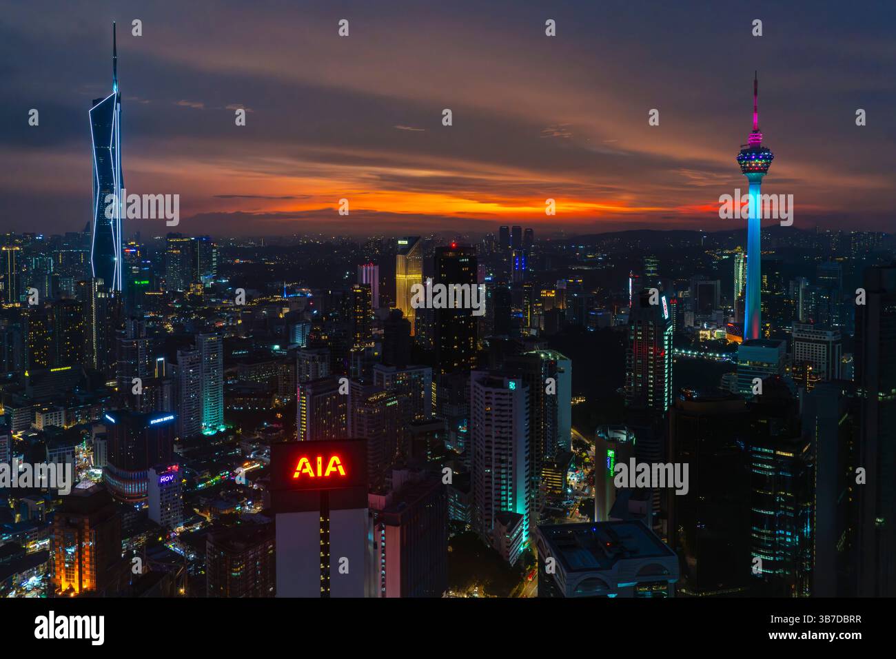 Blick auf den Sonnenuntergang auf Menara KL Tower, Merdeka Tower 118 und das Stadtzentrum von Kuala Lumpur, Malaysia. Stockfoto
