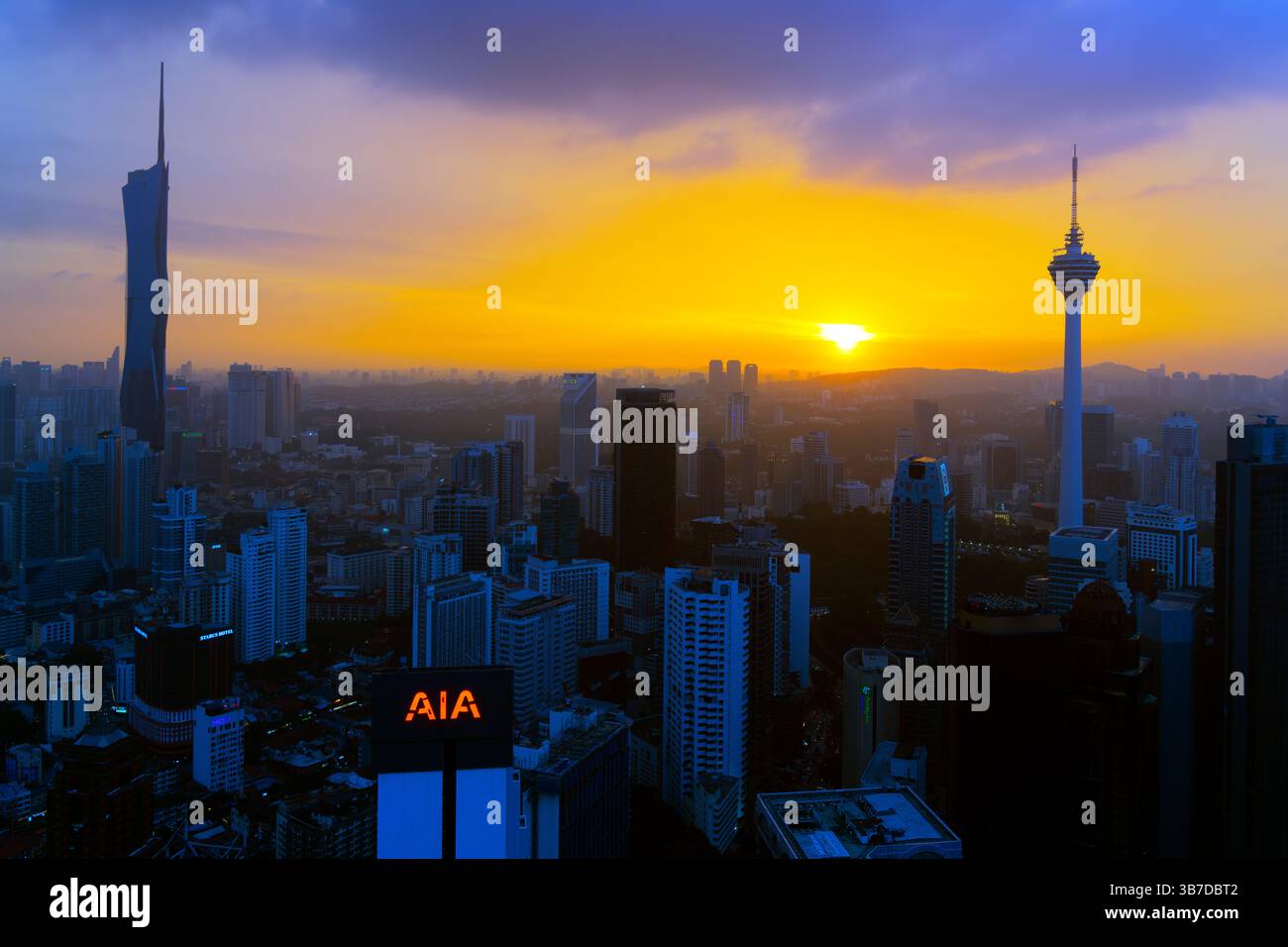 Blick auf den Sonnenuntergang auf Menara KL Tower, Merdeka Tower 118 und das Stadtzentrum von Kuala Lumpur, Malaysia. Stockfoto