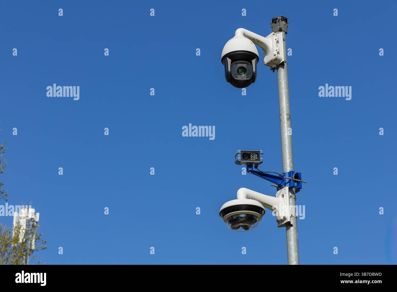 Drei Überwachungskameras an einem Stab, eine hochauflösende Kamera mit Nachtsicht, automatische Nummernschilderkennung (ANPR) und ein 360er Panoramakamera Stockfoto
