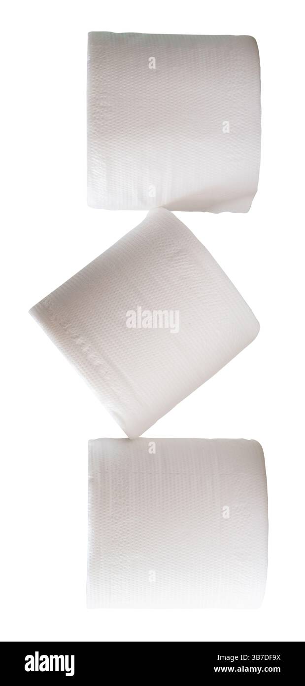 Drei Rollen weißes Tissue- oder Toilettenpapier im Stapel sind auf weißem Hintergrund mit Schneidepfad isoliert. Stockfoto