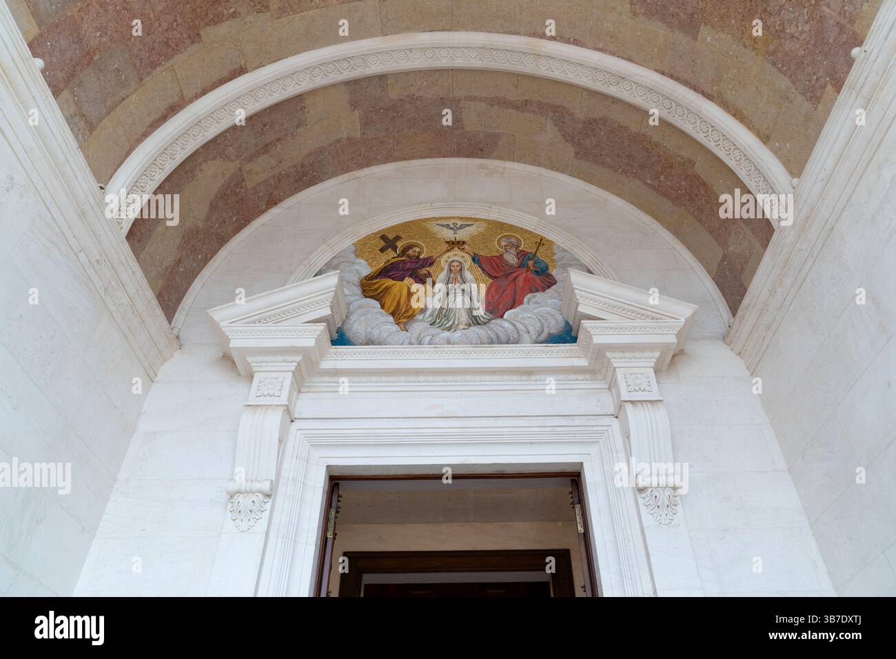 Fatima, Gemeinde Ourem, Bezirk Santarem, Portugal 31. Oktober 2024: Kunstwerke und architektonische Details, Basilika unserer Lieben Frau vom Rosenkranz Stockfoto