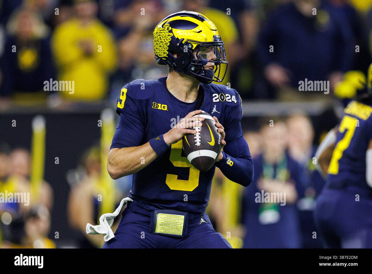 8. Januar 2024: Michigan Quarterback J.J. McCarthy (9) gibt den Ball während des College Football Playoff National Championship-Spiels zwischen den Washington Huskies und den Michigan Wolverines im NRG Stadium in Houston, Texas. John Mersits/CSM (Credit Image: © John Mersits/CSM via ZUMA Press Wire) Stockfoto