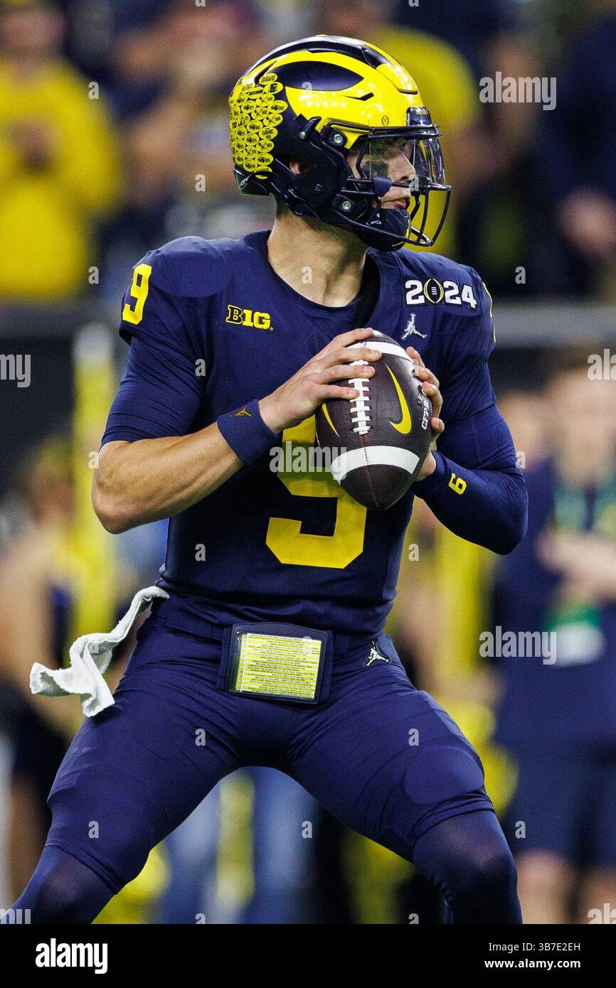 8. Januar 2024: Michigan Quarterback J.J. McCarthy (9) gibt den Ball während des College Football Playoff National Championship-Spiels zwischen den Washington Huskies und den Michigan Wolverines im NRG Stadium in Houston, Texas. John Mersits/CSM (Credit Image: © John Mersits/CSM via ZUMA Press Wire) Stockfoto