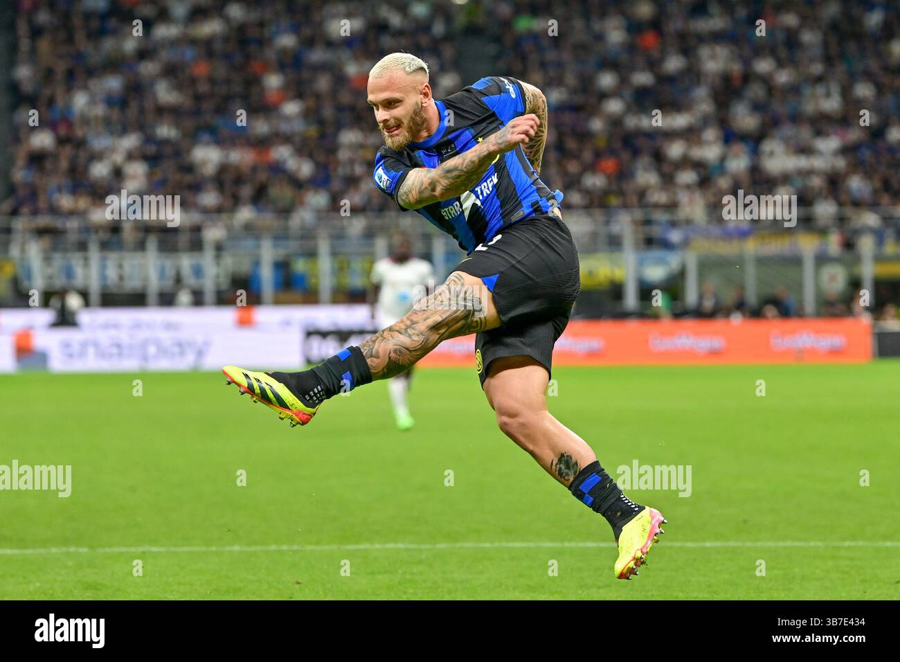 April 2024, Milano, null, Italien: Milano, Italien. April 2024. Federico Dimarco (32) von Inter war während des Spiels zwischen Inter und Cagliari in Giuseppe Meazza in Mailand zu sehen. (Foto: © Gonzales Photo/Gonzales Photo via ZUMA Press) Stockfoto