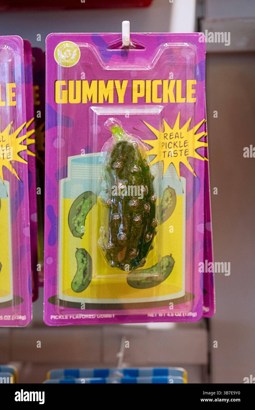 Kein Gummibär, sondern eine Gummigurke. Zum Verkauf bei IT'Sugar, einem Süßigkeiten-Laden im Tanger Outlet Mall in Deer Park, Lomg Island, New York. Stockfoto