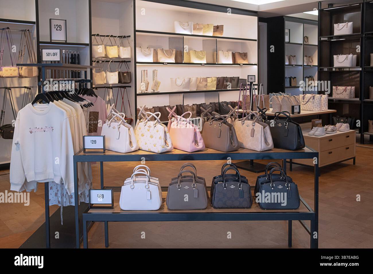 Eine Ausstellung von Handtaschen, Pullover und Lederprodukten im Coach Outlet Store im Deer Park Outlet Mall in Long Island, New York. Stockfoto