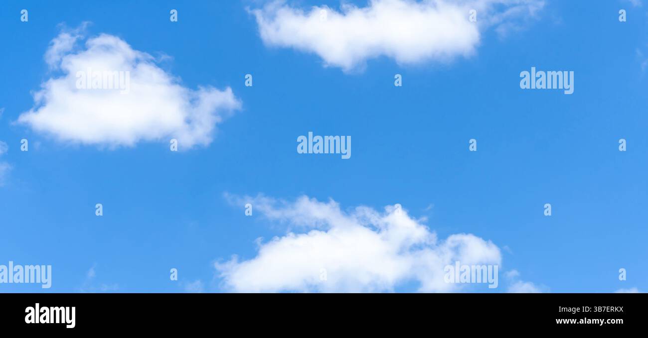 Der niedrige Winkel des schönen blauen Himmels mit der seltsamen Form flauschiger weißer Wolken am Morgen und Nachmittag an sonnigen Tagen wird als natürlicher Hintergrund verwendet Stockfoto